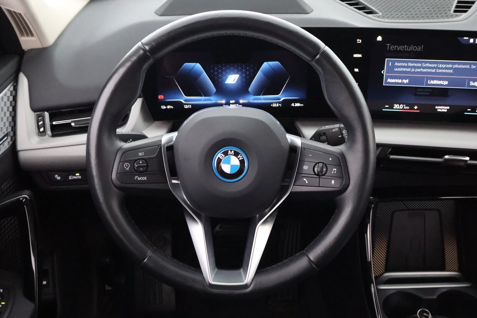 BMW iX1 2023 xDrive30 - 3,99 % KORKOTARJOUS TÄHÄN AUTOON - Adapt.vakkari / Harman&Kardon / HUD / Vetokoukku / 360° kamera / Muistipenkki / Adapt.LED / Juuri saapunut!