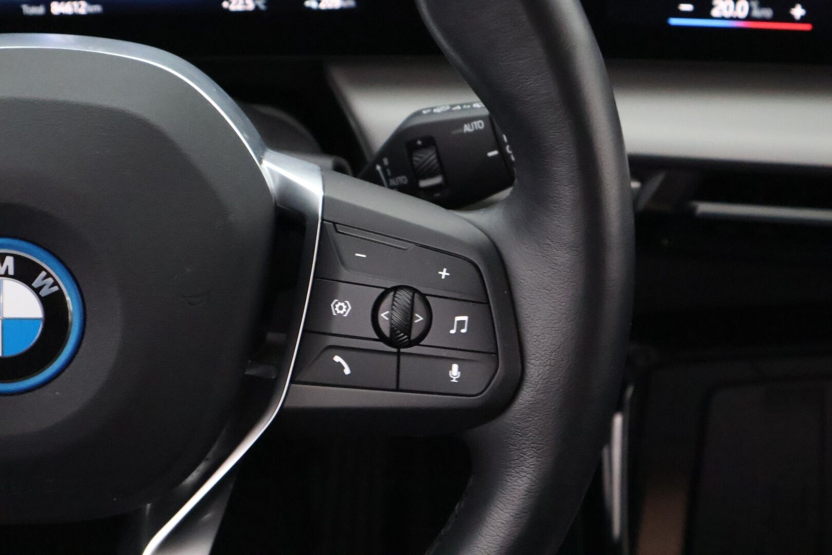 BMW iX1 2023 xDrive30 - 3,99 % KORKOTARJOUS TÄHÄN AUTOON - Adapt.vakkari / Harman&Kardon / HUD / Vetokoukku / 360° kamera / Muistipenkki / Adapt.LED / Juuri saapunut!