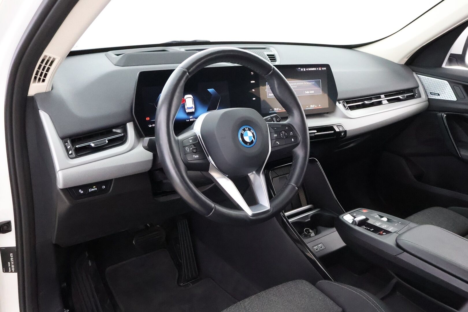 BMW iX1 2023 xDrive30 - 3,99 % KORKOTARJOUS TÄHÄN AUTOON - Adapt.vakkari / Harman&Kardon / HUD / Vetokoukku / 360° kamera / Muistipenkki / Adapt.LED / Juuri saapunut!