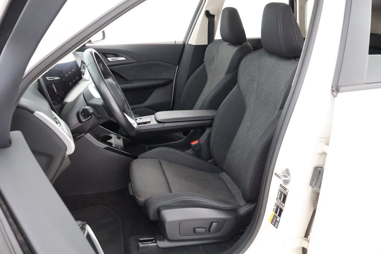 BMW iX1 2023 xDrive30 - 3,99 % KORKOTARJOUS TÄHÄN AUTOON - Adapt.vakkari / Harman&Kardon / HUD / Vetokoukku / 360° kamera / Muistipenkki / Adapt.LED / Juuri saapunut!
