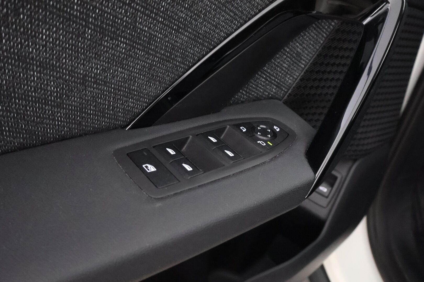 BMW iX1 2023 xDrive30 - 3,99 % KORKOTARJOUS TÄHÄN AUTOON 28.9. ASTI! - Adapt.vakkari / Harman&Kardon / HUD / Vetokoukku / 360° kamera / Muistipenkki / Adapt.LED / Juuri saapunut!