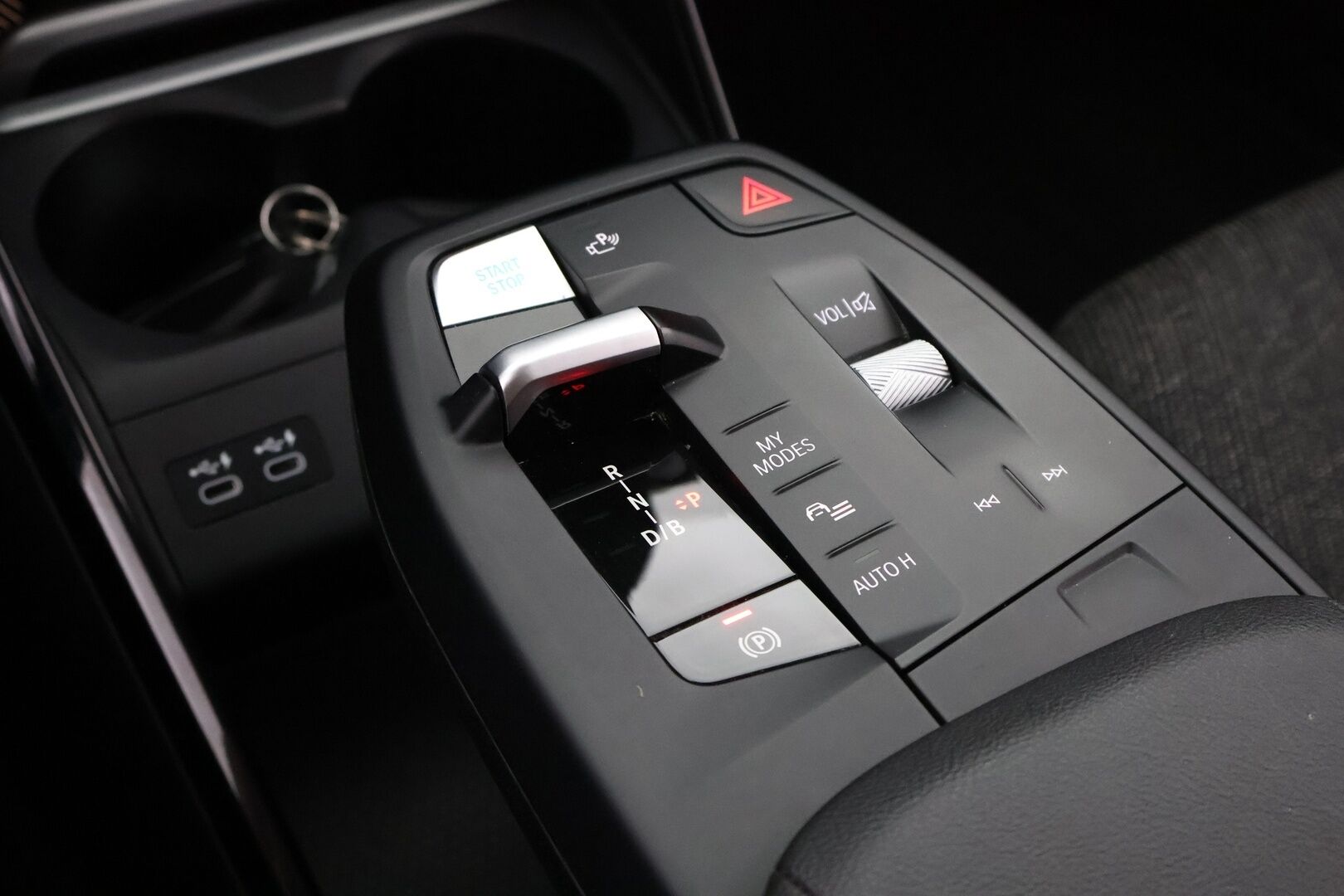 BMW iX1 2023 xDrive30 - 3,99 % KORKOTARJOUS TÄHÄN AUTOON - Adapt.vakkari / Harman&Kardon / HUD / Vetokoukku / 360° kamera / Muistipenkki / Adapt.LED / Juuri saapunut!