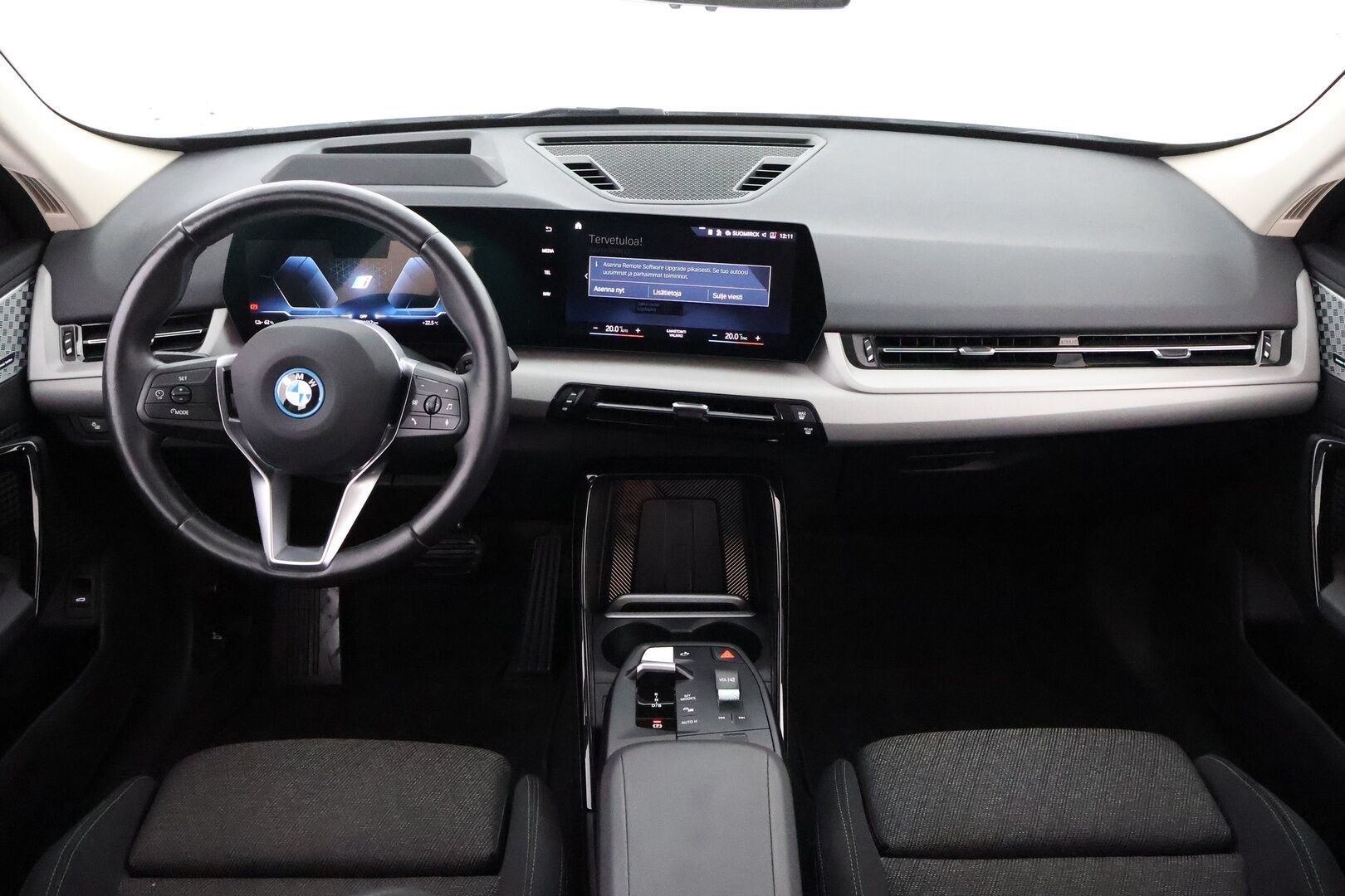 BMW iX1 2023 xDrive30 - 3,99 % KORKOTARJOUS TÄHÄN AUTOON - Adapt.vakkari / Harman&Kardon / HUD / Vetokoukku / 360° kamera / Muistipenkki / Adapt.LED / Juuri saapunut!