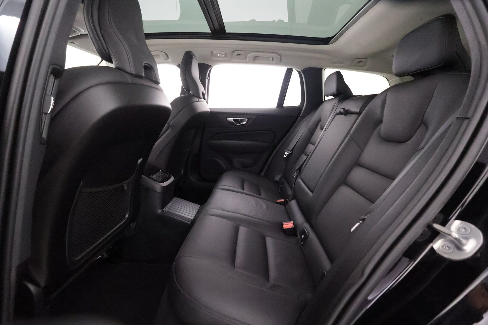 Volvo V60 2024 T8 AWD Long Range High Performance Ultimate Bright aut - ACC | Koukku | HUD | Full-LED | Panorama | Muistipenkit | 360-Kamera | H/K | Sporttinahat | Keyless | Apple&Android | 1.Om Suomi-auto | Kahdet Renkaat | Merkkihuollettu |