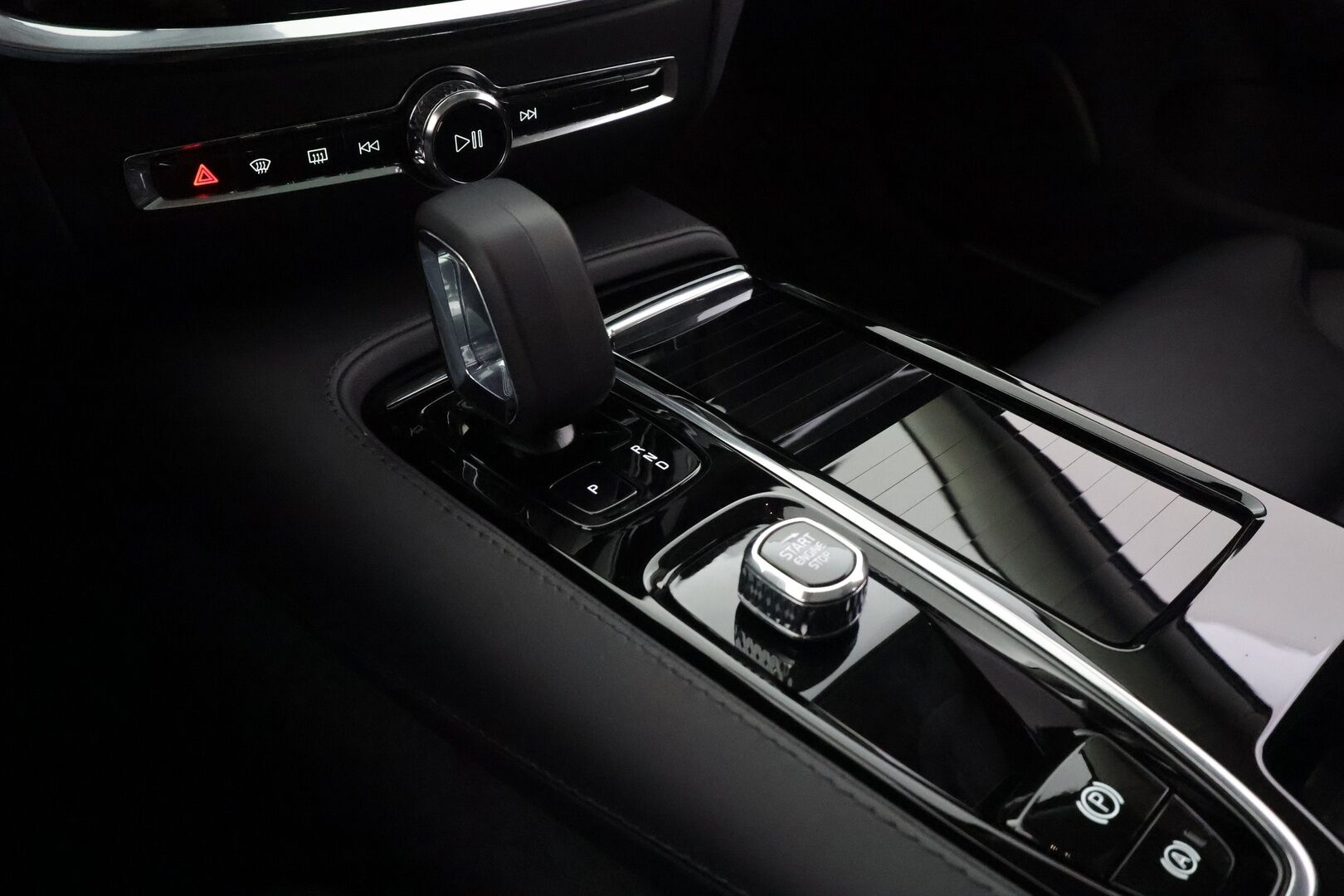 Volvo V60 2024 T8 AWD Long Range High Performance Ultimate Bright aut - ACC | Koukku | HUD | Full-LED | Panorama | Muistipenkit | 360-Kamera | H/K | Sporttinahat | Keyless | Apple&Android | 1.Om Suomi-auto | Kahdet Renkaat | Merkkihuollettu |
