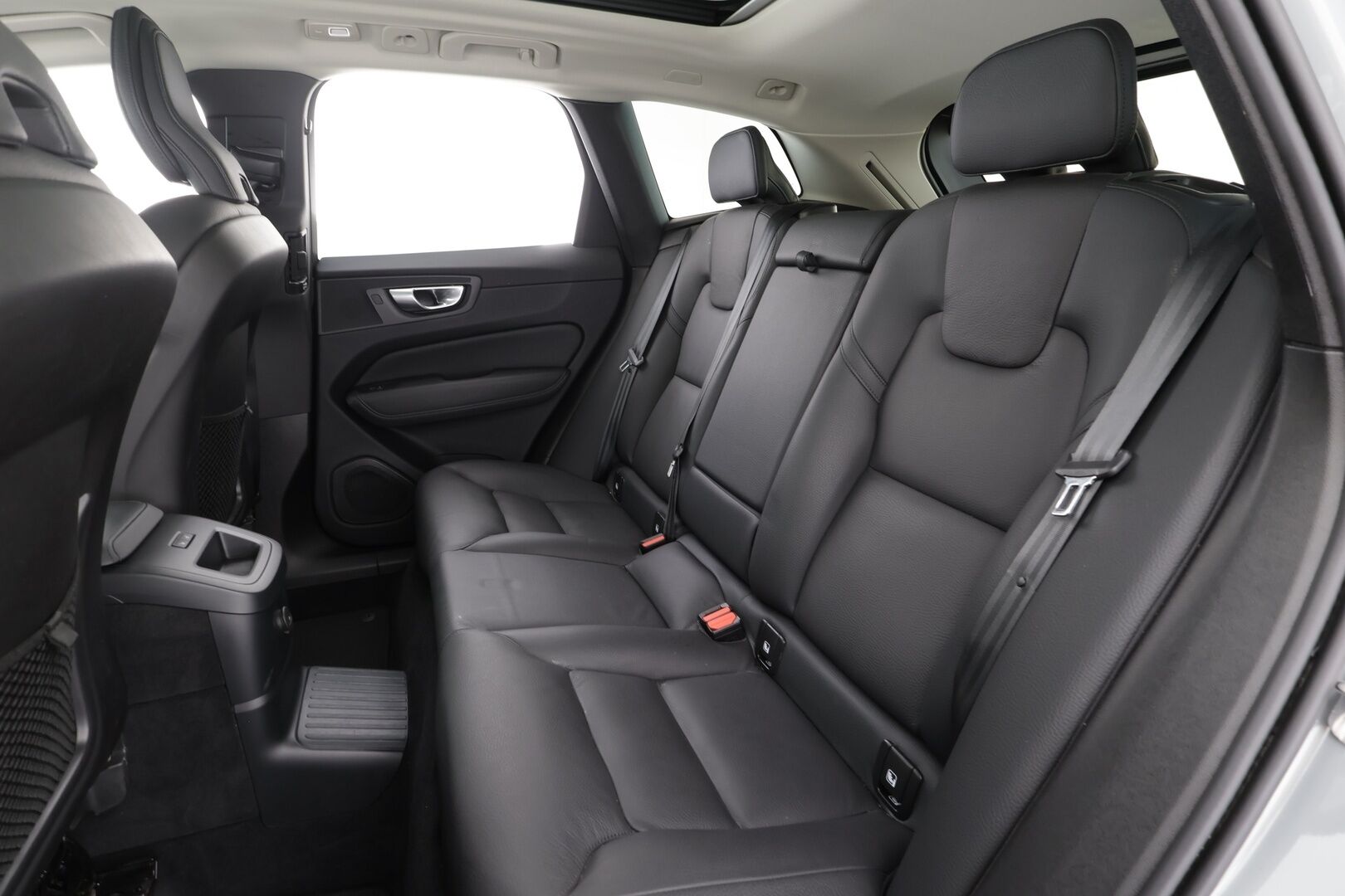 Volvo XC60 2024 T6 AWD Long Range Plus Dark aut - | Pilot assist | Koukku | Webasto | Muistipenkit | Panorama | Sporttinahat | P.Kamera | High Performance audio | Keyless | 1.Om Suomi-auto | Kahdet renkaat | Merkkihuollettu |