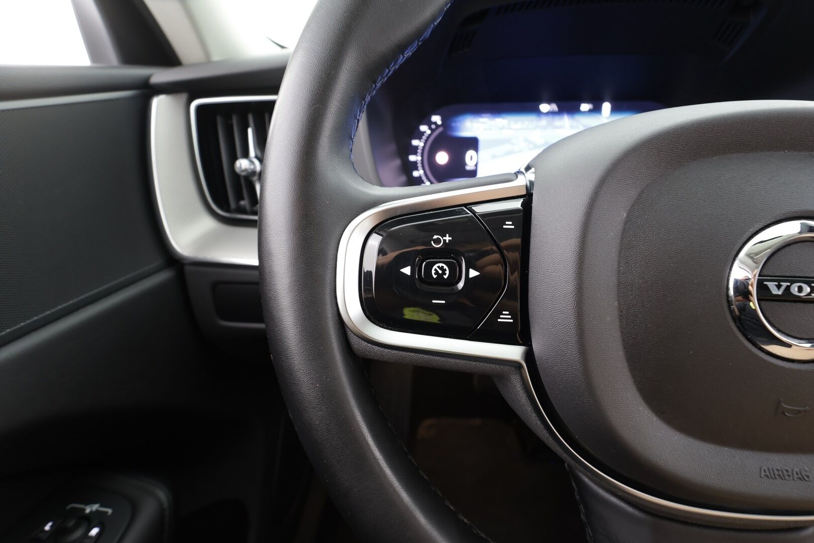 Volvo XC60 2024 T6 AWD Long Range Plus Dark aut - | Pilot assist | Koukku | Webasto | Muistipenkit | Panorama | Sporttinahat | P.Kamera | High Performance audio | Keyless | 1.Om Suomi-auto | Kahdet renkaat | Merkkihuollettu |