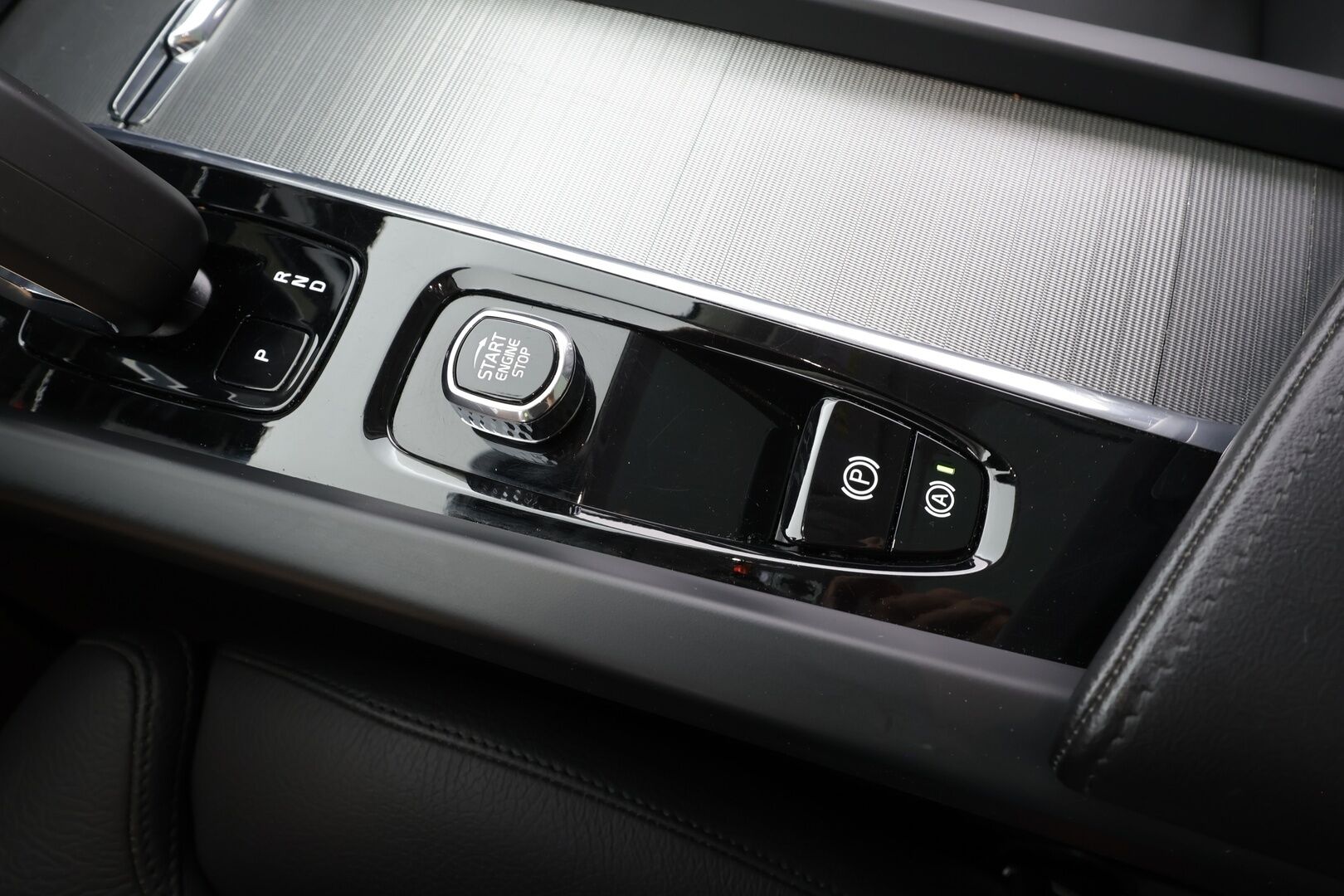 Volvo XC60 2024 T6 AWD Long Range Plus Dark aut - | Pilot assist | Koukku | Webasto | Muistipenkit | Panorama | Sporttinahat | P.Kamera | High Performance audio | Keyless | 1.Om Suomi-auto | Kahdet renkaat | Merkkihuollettu |