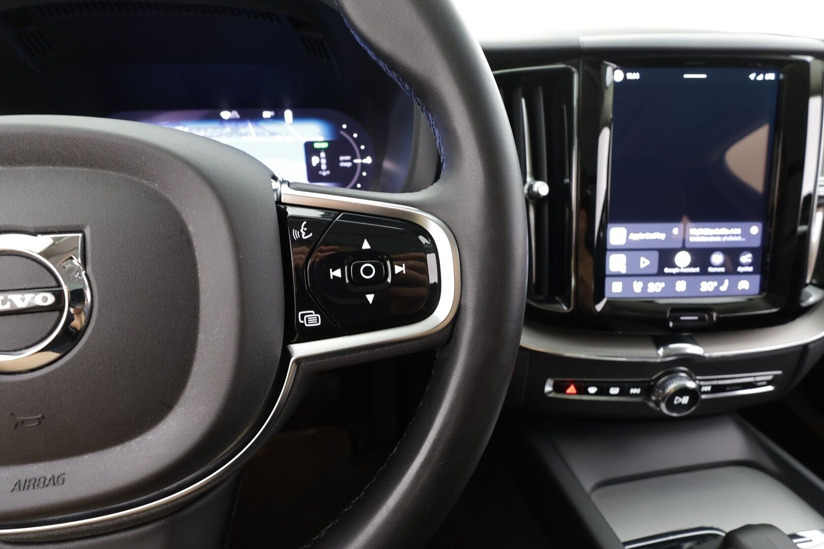 Volvo XC60 2024 T6 AWD Long Range Plus Dark aut - | Pilot assist | Koukku | Webasto | Muistipenkit | Panorama | Sporttinahat | P.Kamera | High Performance audio | Keyless | 1.Om Suomi-auto | Kahdet renkaat | Merkkihuollettu |