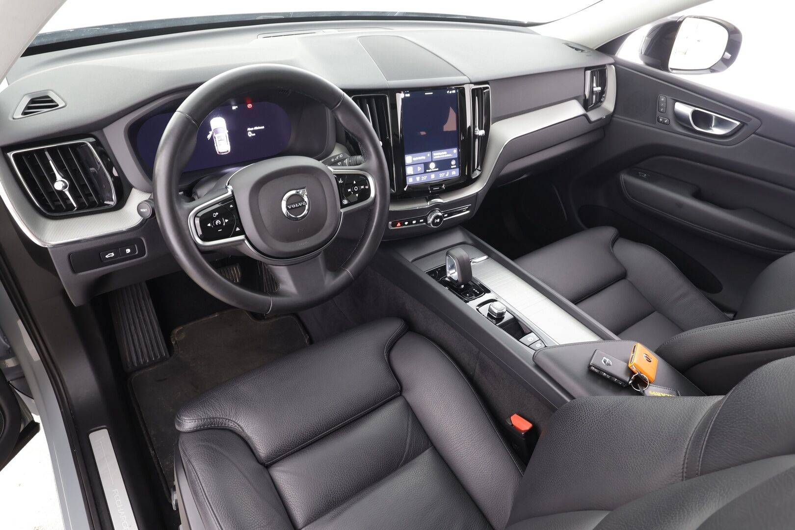 Volvo XC60 2024 T6 AWD Long Range Plus Dark aut - | Pilot assist | Koukku | Webasto | Muistipenkit | Panorama | Sporttinahat | P.Kamera | High Performance audio | Keyless | 1.Om Suomi-auto | Kahdet renkaat | Merkkihuollettu |