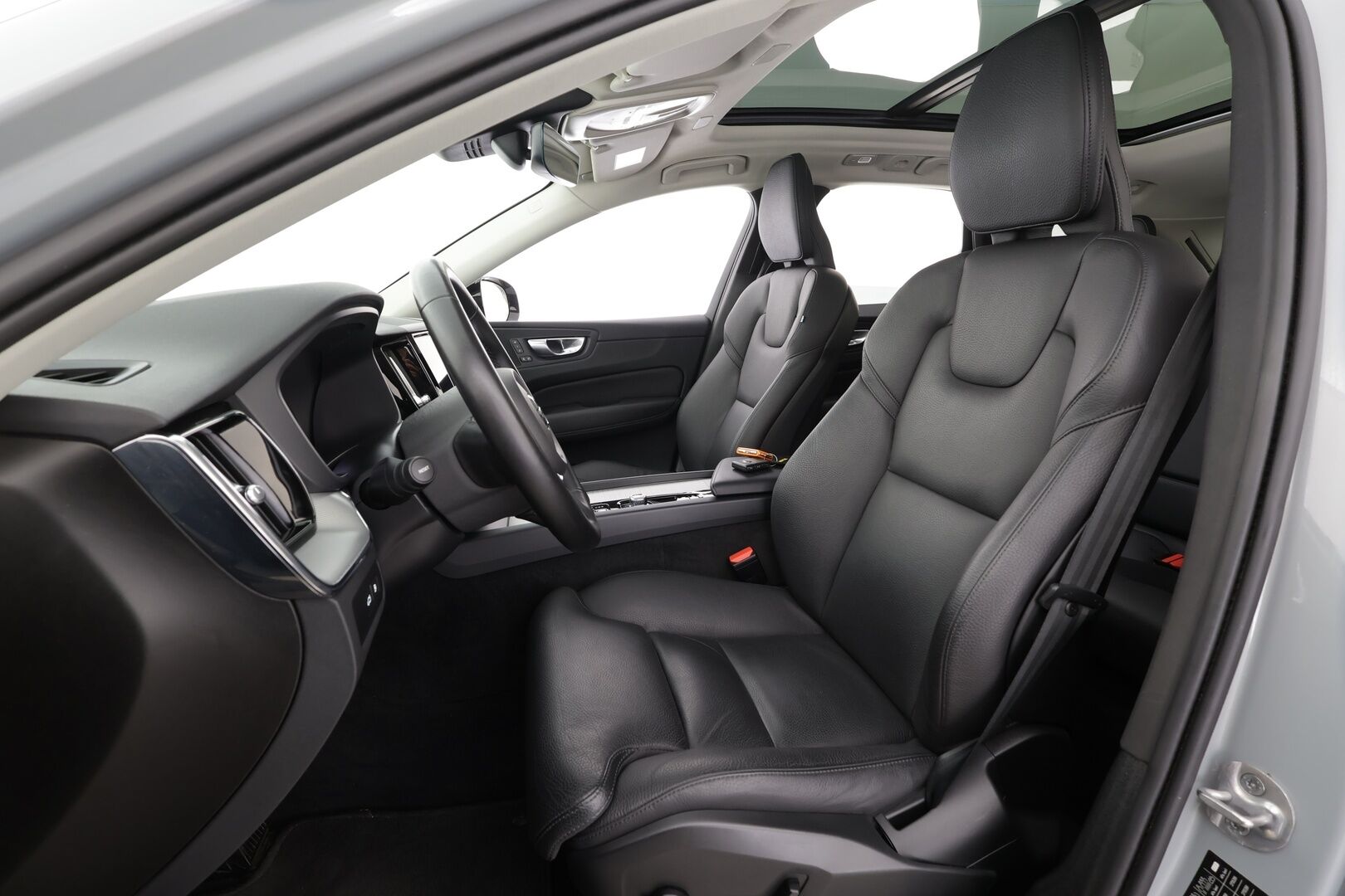 Volvo XC60 2024 T6 AWD Long Range Plus Dark aut - | Pilot assist | Koukku | Webasto | Muistipenkit | Panorama | Sporttinahat | P.Kamera | High Performance audio | Keyless | 1.Om Suomi-auto | Kahdet renkaat | Merkkihuollettu |