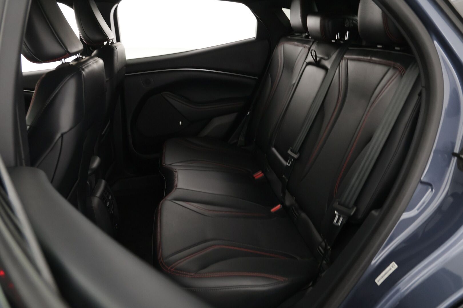 Ford Mustang 2022 75kWh 269hv AWD 5-ovinen / Tech Pack / Acc / Nahkasisusta / B&O / Merkkihuollettu / - *Tästä Komea perheauto hyvillä varusteilla ja pienillä kilsoilla!*