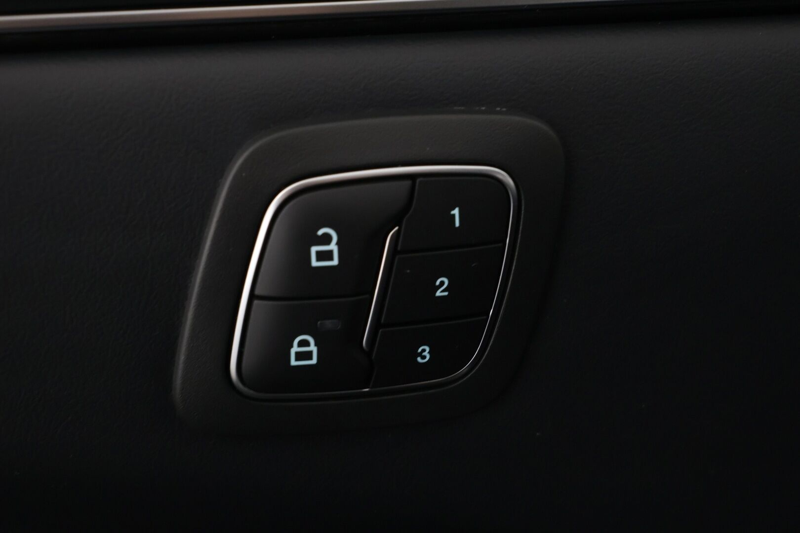 Ford Mustang 2022 75kWh 269hv AWD 5-ovinen / Tech Pack / Acc / Nahkasisusta / B&O / Merkkihuollettu / - *Tästä Komea perheauto hyvillä varusteilla ja pienillä kilsoilla!*