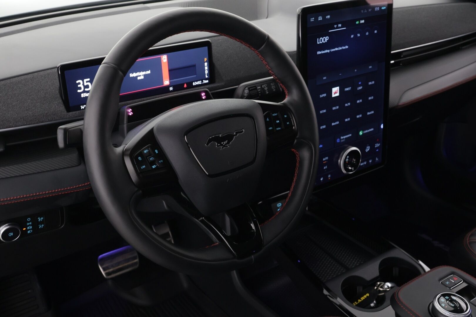 Ford Mustang 2022 75kWh 269hv AWD 5-ovinen / Tech Pack / Acc / Nahkasisusta / B&O / Merkkihuollettu / - *Tästä Komea perheauto hyvillä varusteilla ja pienillä kilsoilla!*