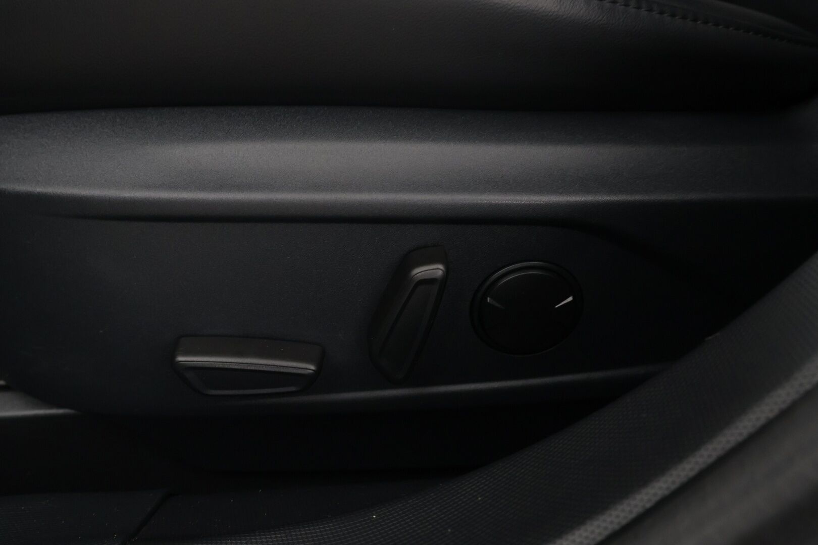 Ford Mustang 2022 75kWh 269hv AWD 5-ovinen / Tech Pack / Acc / Nahkasisusta / B&O / Merkkihuollettu / - *Tästä Komea perheauto hyvillä varusteilla ja pienillä kilsoilla!*