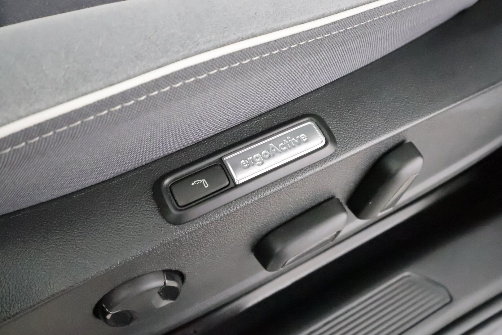 Volkswagen ID.3 2021 1ST Max 150 kW, akku 58 kWh - | ILP | Koukku | Lasikatto | ACC | Matrix-LED | P.Kamera | Hierovat Sporttipenkit | HUD | Kaistavahti | Navi | Keyless | Kahdet renkaat | 