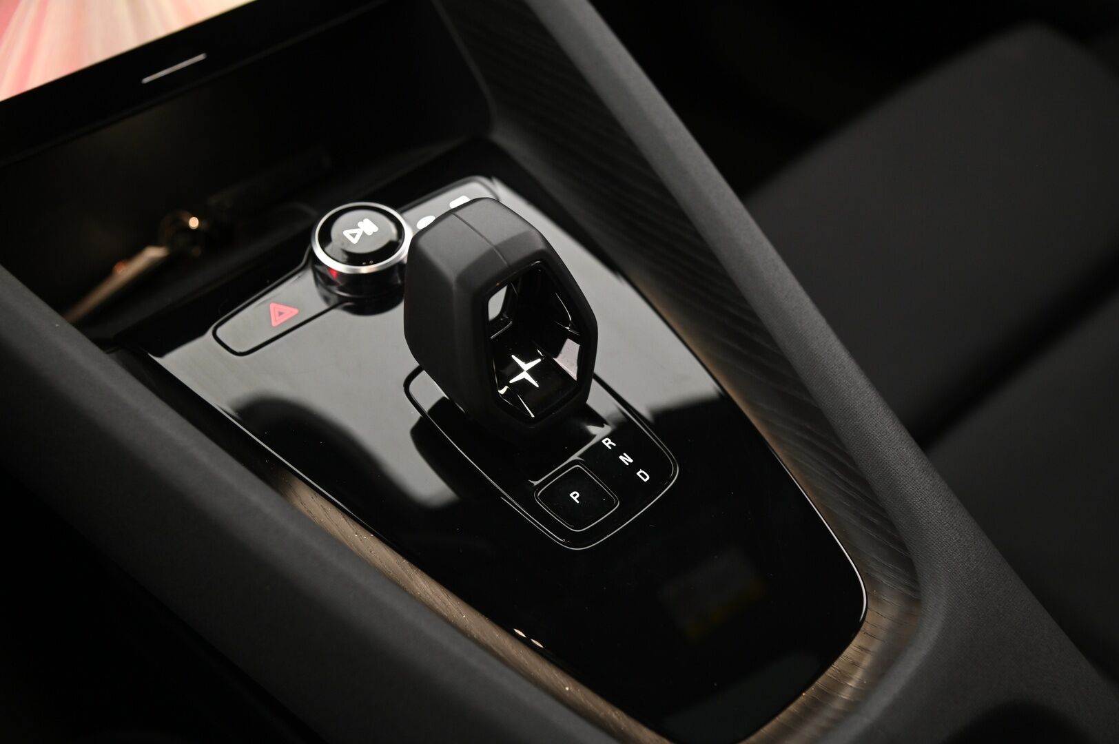 Polestar 2 2021 Performance Long Range Dual Motor 350kW, 78kWh *Pilot assist / H&K / ACC / 360 Kamera / Lasikatto / 2x Vanteet/ Koukku* - *Akkukuntotarkastettu / Kahdet renkaat vantein*