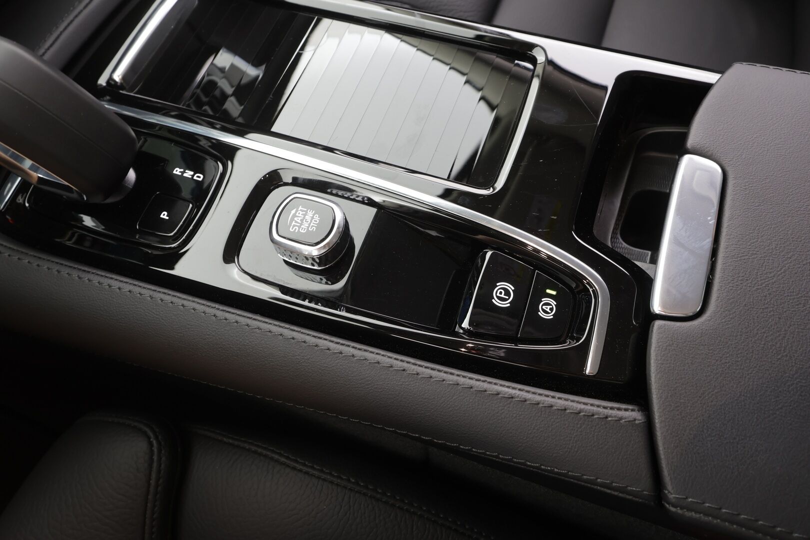 Volvo V60 2024 T8 AWD Long Range High Performance Plus Dark aut - | Pilot assist | Koukku | Full LED | P.Kamera | Muistipenkit | High Performance audio | Keyless | Sporttinahat | Apple&Android | 1.Om Suomi-auto | Kahdet Renkaat | Merkkihuollettu |
