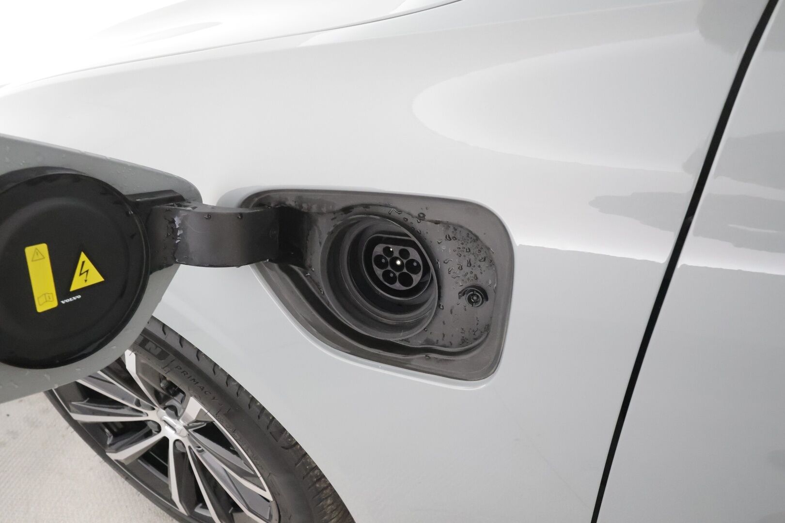 Volvo V60 2024 T8 AWD Long Range High Performance Plus Dark aut - | Pilot assist | Koukku | Full LED | P.Kamera | Muistipenkit | High Performance audio | Keyless | Sporttinahat | Apple&Android | 1.Om Suomi-auto | Kahdet Renkaat | Merkkihuollettu |