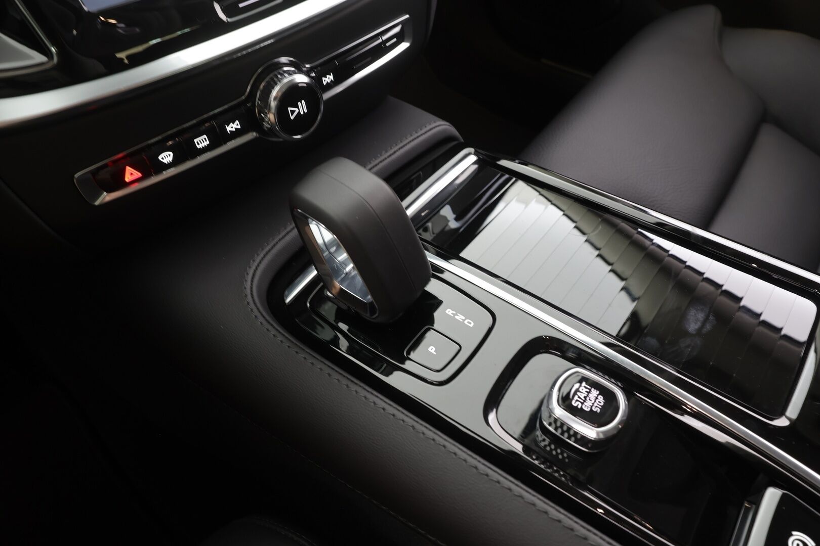 Volvo V60 2024 T8 AWD Long Range High Performance Plus Dark aut - | Pilot assist | Koukku | Full LED | P.Kamera | Muistipenkit | High Performance audio | Keyless | Sporttinahat | Apple&Android | 1.Om Suomi-auto | Kahdet Renkaat | Merkkihuollettu |