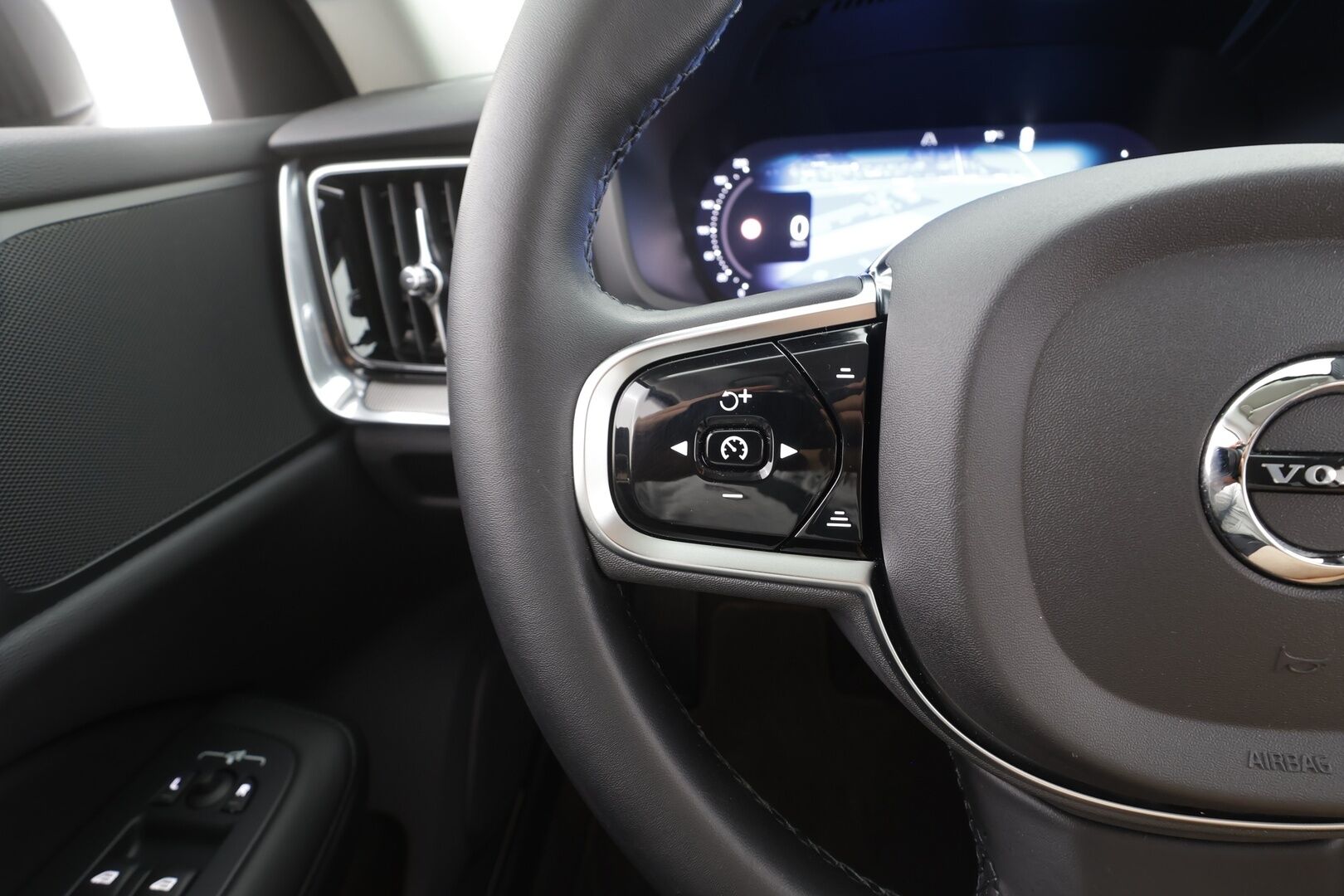Volvo V60 2024 T8 AWD Long Range High Performance Plus Dark aut - | Pilot assist | Koukku | Full LED | P.Kamera | Muistipenkit | High Performance audio | Keyless | Sporttinahat | Apple&Android | 1.Om Suomi-auto | Kahdet Renkaat | Merkkihuollettu |
