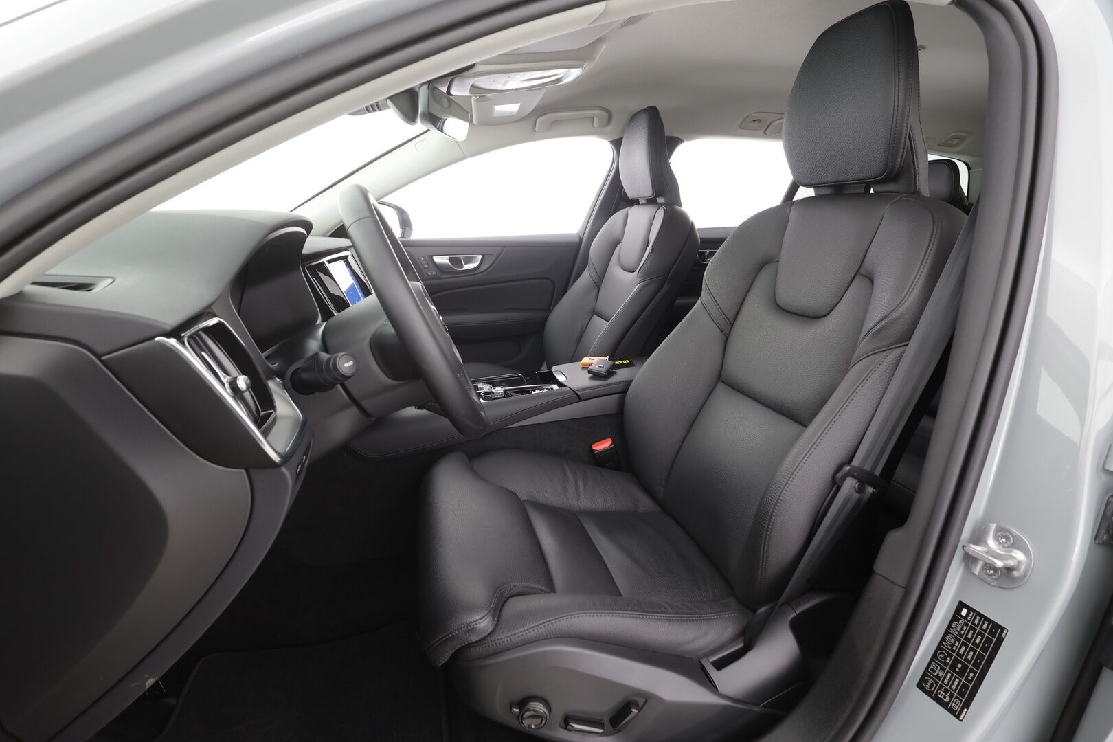Volvo V60 2024 T8 AWD Long Range High Performance Plus Dark aut - | Pilot assist | Koukku | Full LED | P.Kamera | Muistipenkit | High Performance audio | Keyless | Sporttinahat | Apple&Android | 1.Om Suomi-auto | Kahdet Renkaat | Merkkihuollettu |