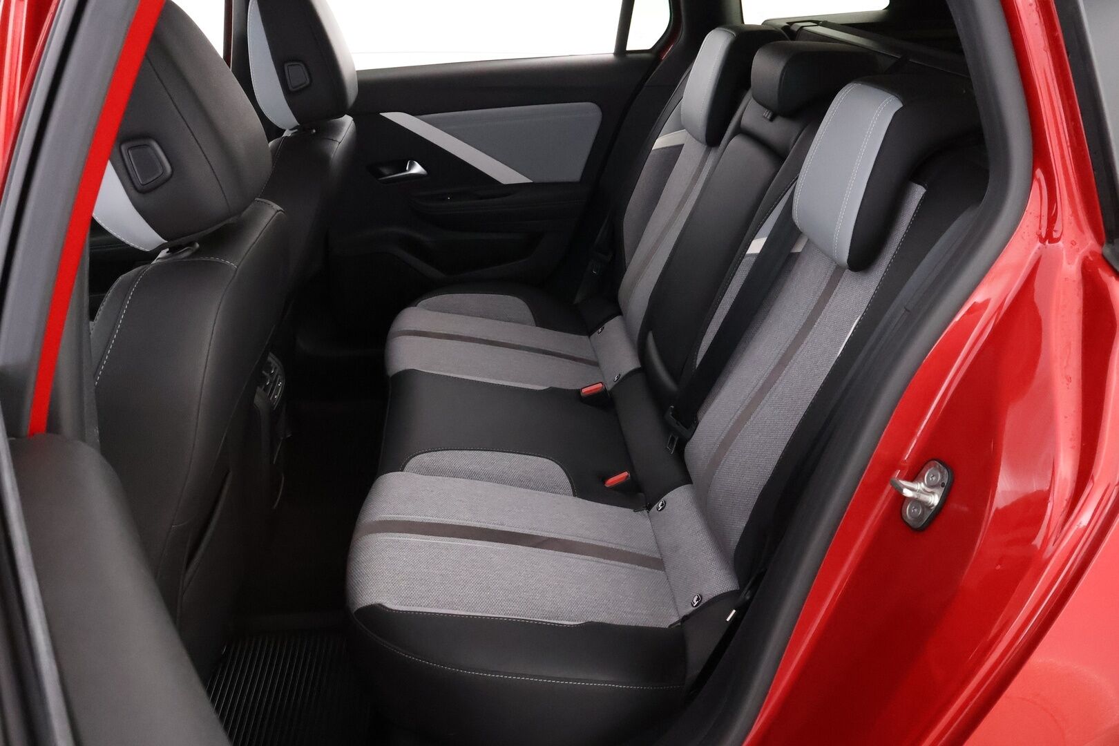 Opel Astra 2023 Executive Plug-in Hybrid 180 Sports Tourer Automaatti * Adapt.Vakkari / 360-Kamera / Vetokoukku / Matrix LED / Puolinahkasisusta - Suomiauto / Merkkihuollot / Juuri tullut Tampereelle!