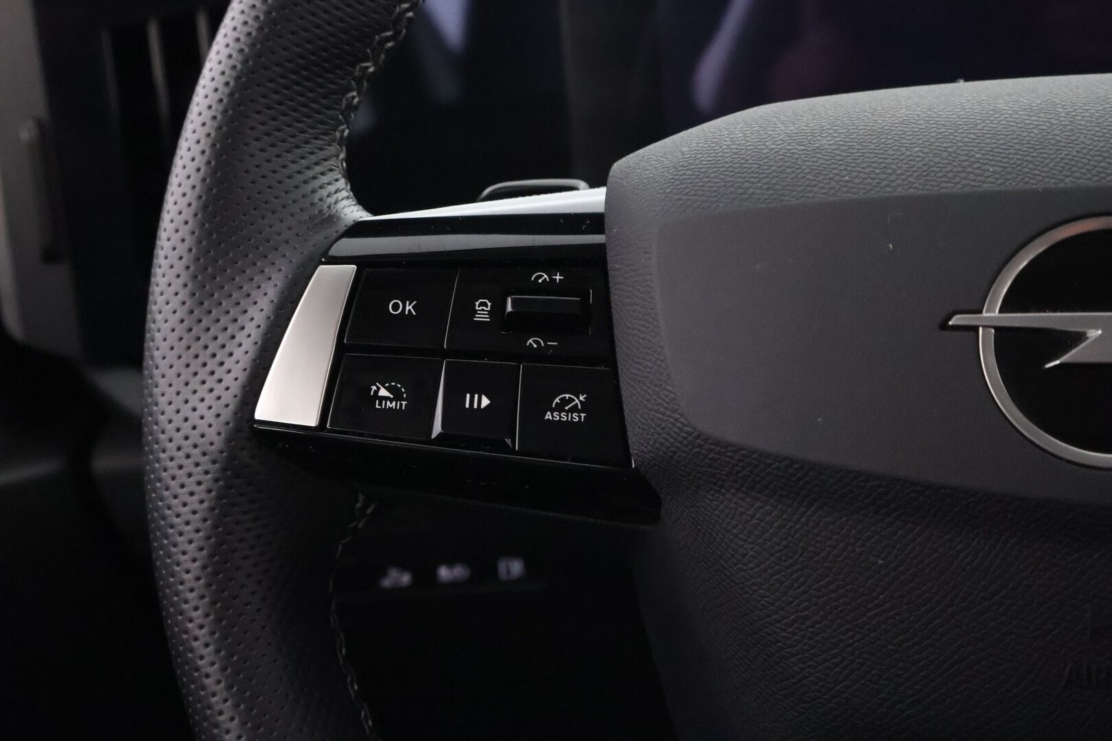 Opel Astra 2023 Executive Plug-in Hybrid 180 Sports Tourer Automaatti * Adapt.Vakkari / 360-Kamera / Vetokoukku / Matrix LED / Puolinahkasisusta - Suomiauto / Merkkihuollot / Juuri tullut Tampereelle!