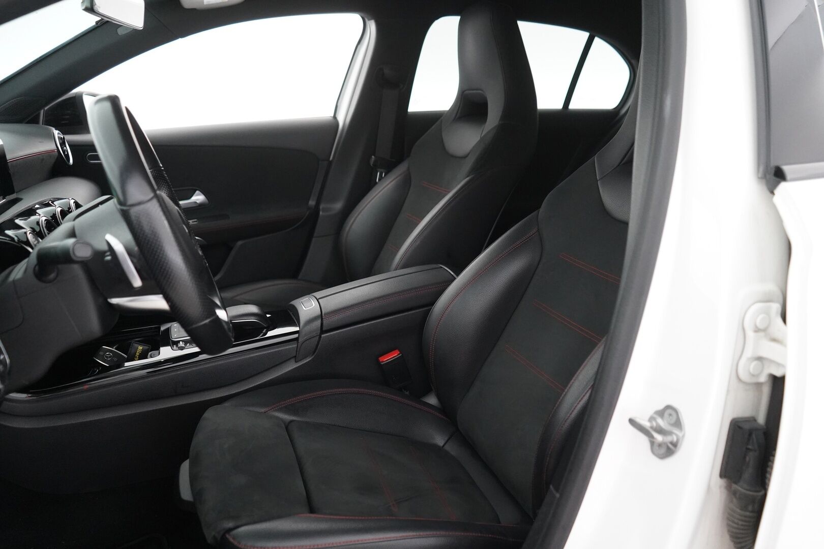 MERCEDES-BENZ A 2021 250 e A Business AMG EQ Power - AMG-paketit | Vetokoukku | Nahka-alcantara sisusta | Peruutuskamera | Vakionopeudensäädin | Sähkölämmitin | Lohkolämmitin | Kahdet renkaat vanteineen | Juuri huollettu | Akku kuntotarkastettu
