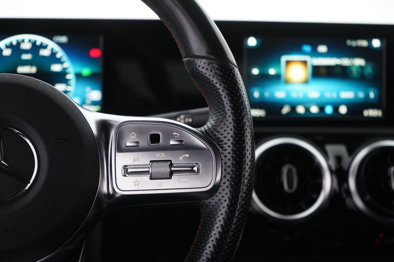 MERCEDES-BENZ A 2021 250 e A Business AMG EQ Power - AMG-paketit | Vetokoukku | Nahka-alcantara sisusta | Peruutuskamera | Vakionopeudensäädin | Sähkölämmitin | Lohkolämmitin | Kahdet renkaat vanteineen | Juuri huollettu | Akku kuntotarkastettu