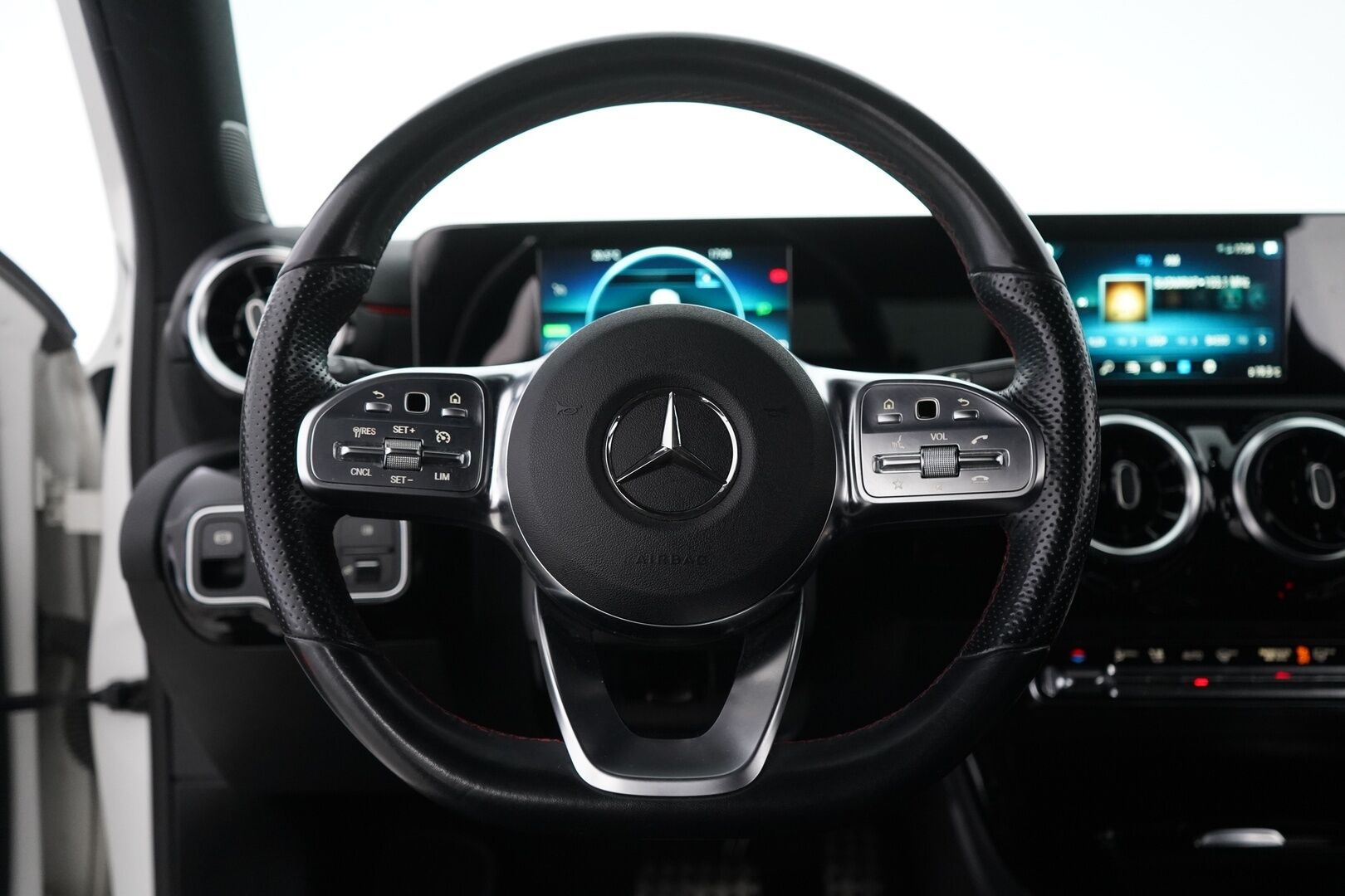 MERCEDES-BENZ A 2021 250 e A Business AMG EQ Power - AMG-paketit | Vetokoukku | Nahka-alcantara sisusta | Peruutuskamera | Vakionopeudensäädin | Sähkölämmitin | Lohkolämmitin | Kahdet renkaat vanteineen | Juuri huollettu | Akku kuntotarkastettu