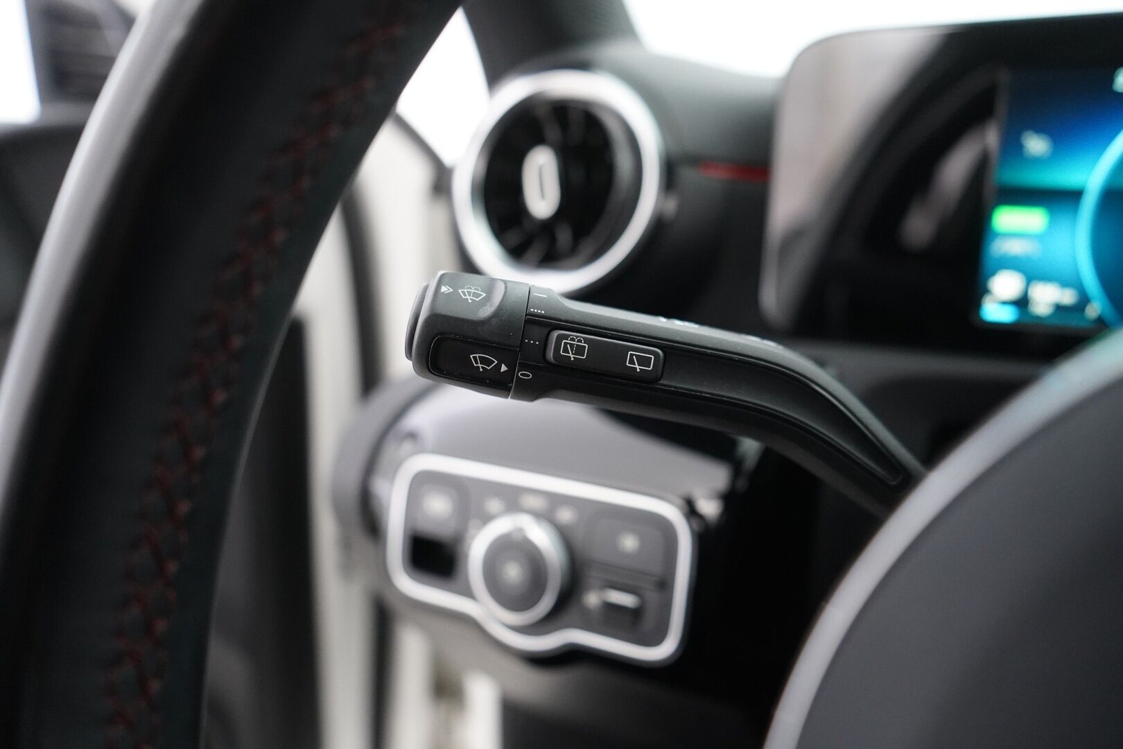 MERCEDES-BENZ A 2021 250 e A Business AMG EQ Power - AMG-paketit | Vetokoukku | Nahka-alcantara sisusta | Peruutuskamera | Vakionopeudensäädin | Sähkölämmitin | Lohkolämmitin | Kahdet renkaat vanteineen | Juuri huollettu | Akku kuntotarkastettu