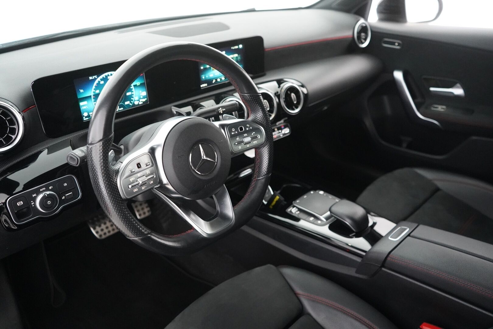 MERCEDES-BENZ A 2021 250 e A Business AMG EQ Power - AMG-paketit | Vetokoukku | Nahka-alcantara sisusta | Peruutuskamera | Vakionopeudensäädin | Sähkölämmitin | Lohkolämmitin | Kahdet renkaat vanteineen | Juuri huollettu | Akku kuntotarkastettu