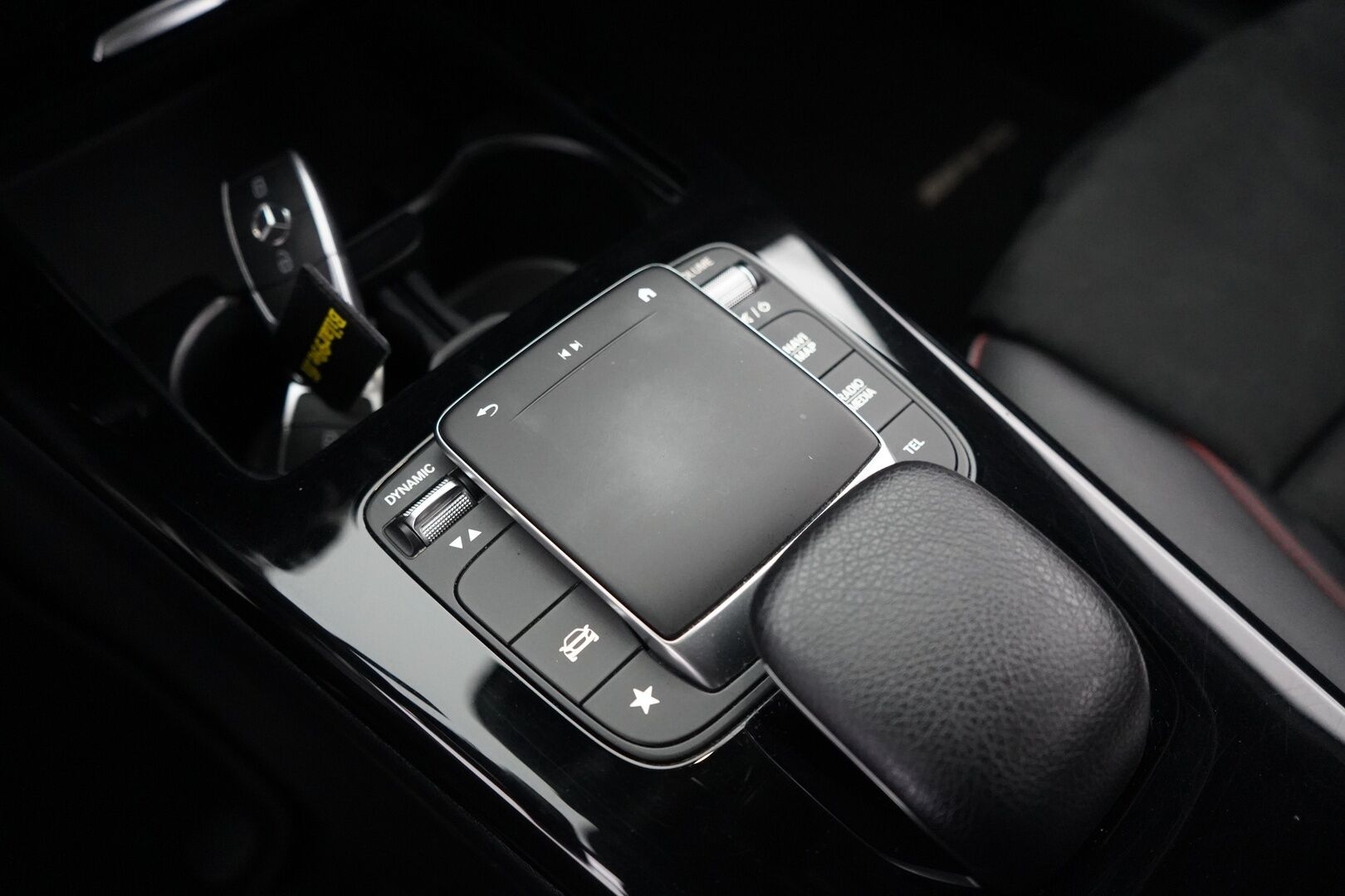 MERCEDES-BENZ A 2021 250 e A Business AMG EQ Power - AMG-paketit | Vetokoukku | Nahka-alcantara sisusta | Peruutuskamera | Vakionopeudensäädin | Sähkölämmitin | Lohkolämmitin | Kahdet renkaat vanteineen | Juuri huollettu | Akku kuntotarkastettu
