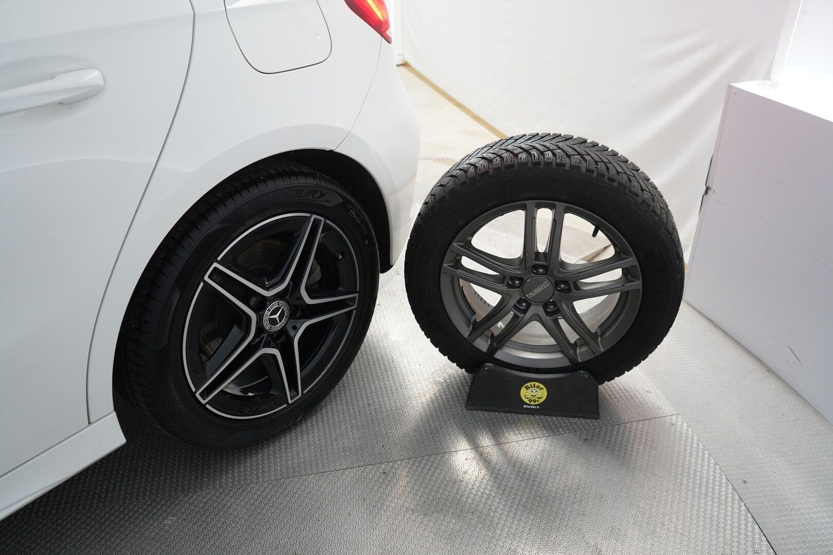MERCEDES-BENZ A 2021 250 e A Business AMG EQ Power - AMG-paketit | Vetokoukku | Nahka-alcantara sisusta | Peruutuskamera | Vakionopeudensäädin | Sähkölämmitin | Lohkolämmitin | Kahdet renkaat vanteineen | Juuri huollettu | Akku kuntotarkastettu