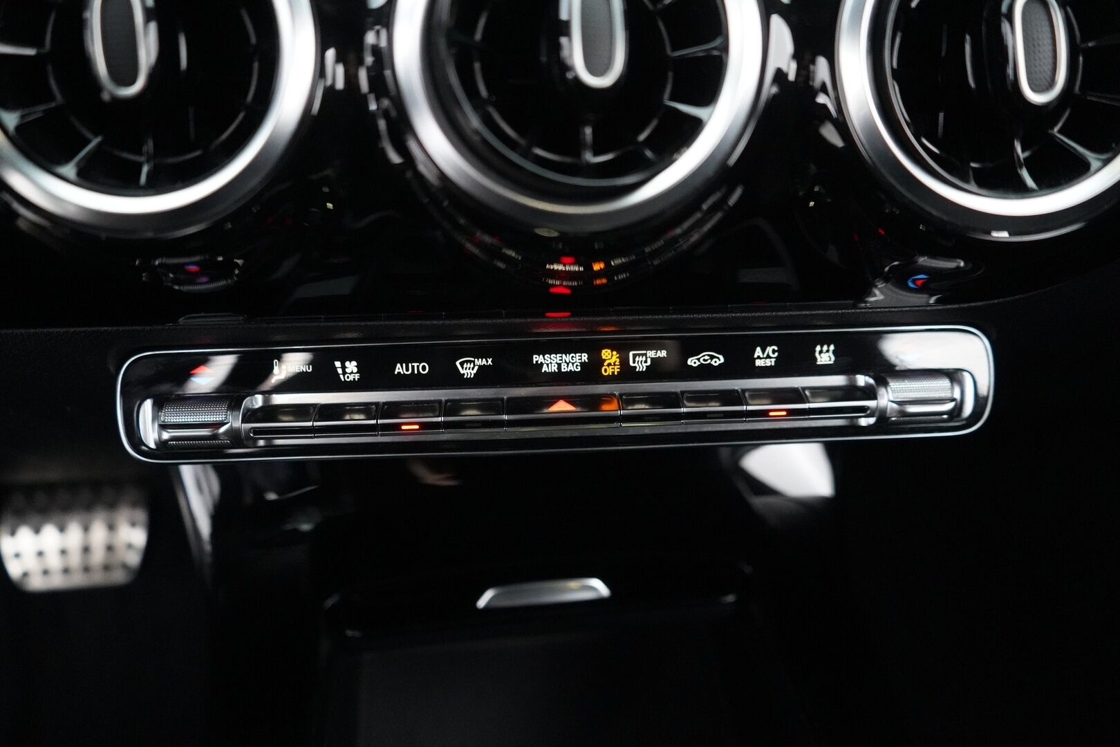 MERCEDES-BENZ A 2021 250 e A Business AMG EQ Power - AMG-paketit | Vetokoukku | Nahka-alcantara sisusta | Peruutuskamera | Vakionopeudensäädin | Sähkölämmitin | Lohkolämmitin | Kahdet renkaat vanteineen | Juuri huollettu | SoH 93,3%