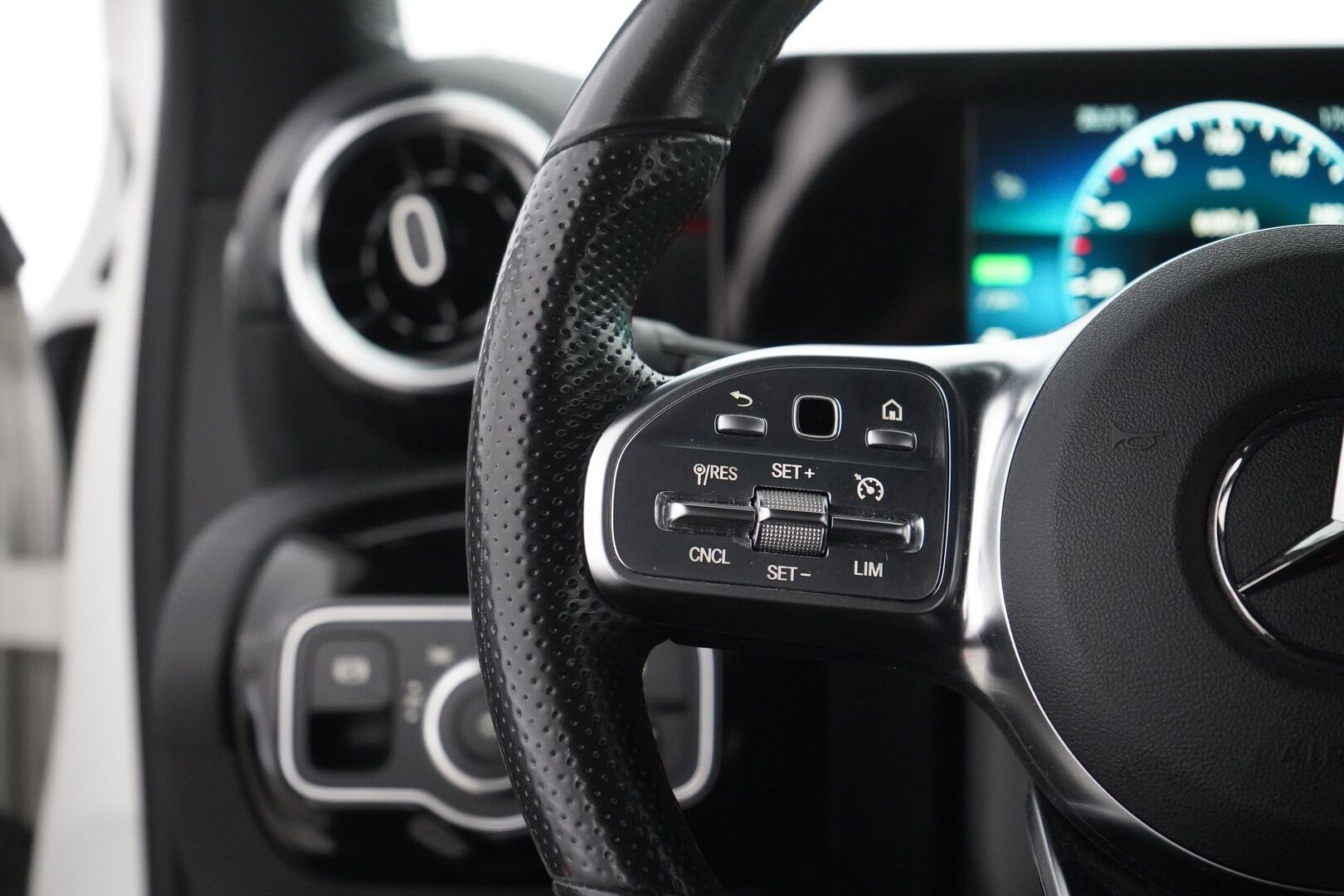 MERCEDES-BENZ A 2021 250 e A Business AMG EQ Power - AMG-paketit | Vetokoukku | Nahka-alcantara sisusta | Peruutuskamera | Vakionopeudensäädin | Sähkölämmitin | Lohkolämmitin | Kahdet renkaat vanteineen | Juuri huollettu | Akku kuntotarkastettu