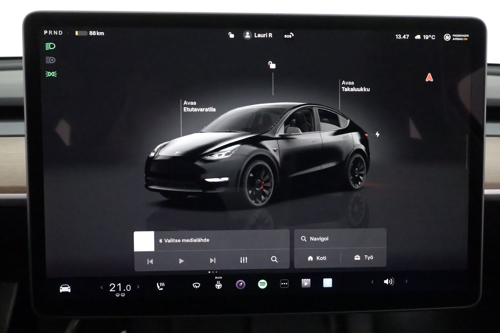Tesla Model Y 2022 Performance **Lasikatto / Lämpöpumppu / Adapt.Vakkari / Matrix-LED / P.Kamera / Muistipenkki / Premium Audio / Navi** - 3,99 % KORKOTARJOUS TÄHÄN AUTOON 31.8. ASTI! - Kahdet renkaat / Ryzen