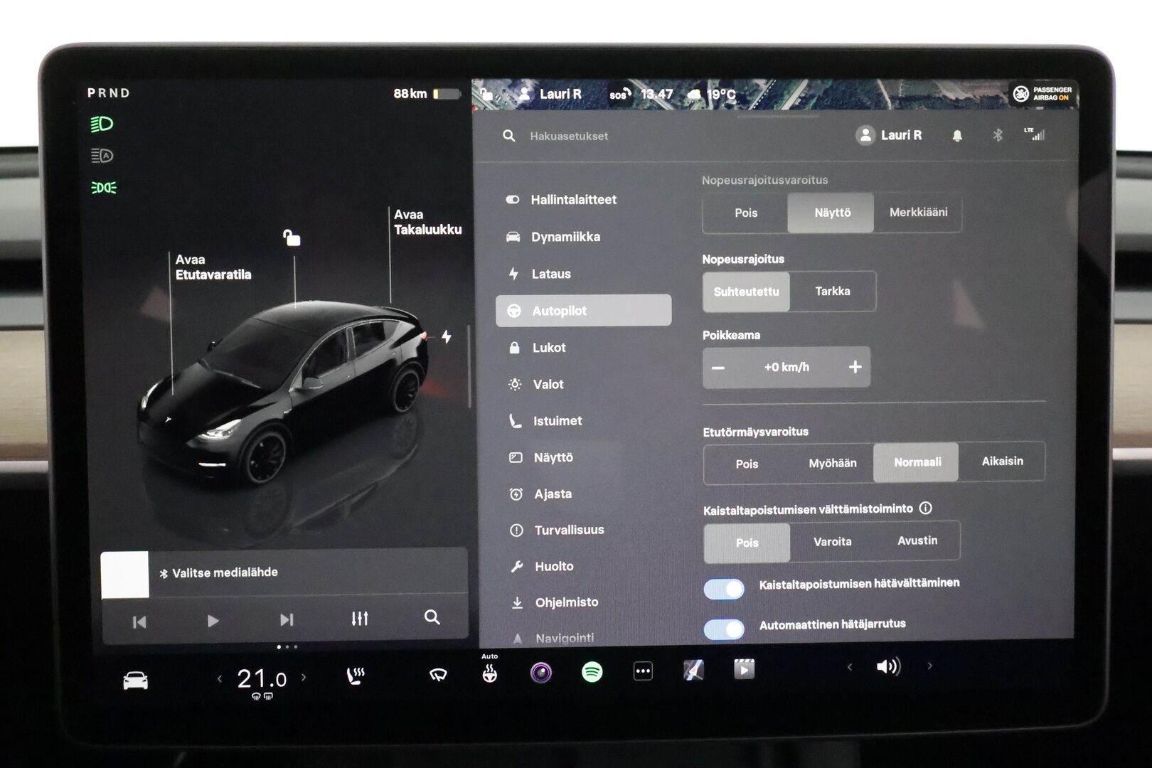 Tesla Model Y 2022 Performance **Lasikatto / Lämpöpumppu / Adapt.Vakkari / Matrix-LED / P.Kamera / Muistipenkki / Premium Audio / Navi** - 3,99 % KORKOTARJOUS TÄHÄN AUTOON 31.8. ASTI! - Kahdet renkaat / Ryzen