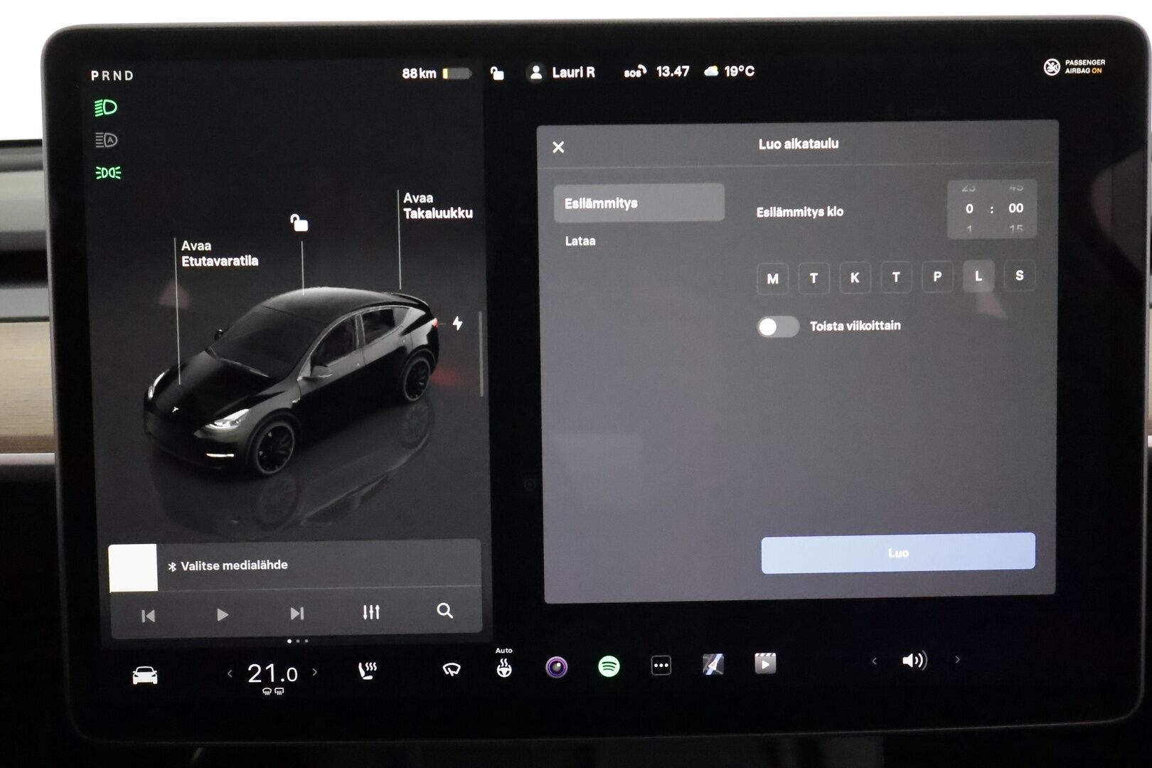 Tesla Model Y 2022 Performance **Lasikatto / Lämpöpumppu / Adapt.Vakkari / Matrix-LED / P.Kamera / Muistipenkki / Premium Audio / Navi** - 3,99 % KORKOTARJOUS TÄHÄN AUTOON 31.8. ASTI! - Kahdet renkaat / Ryzen