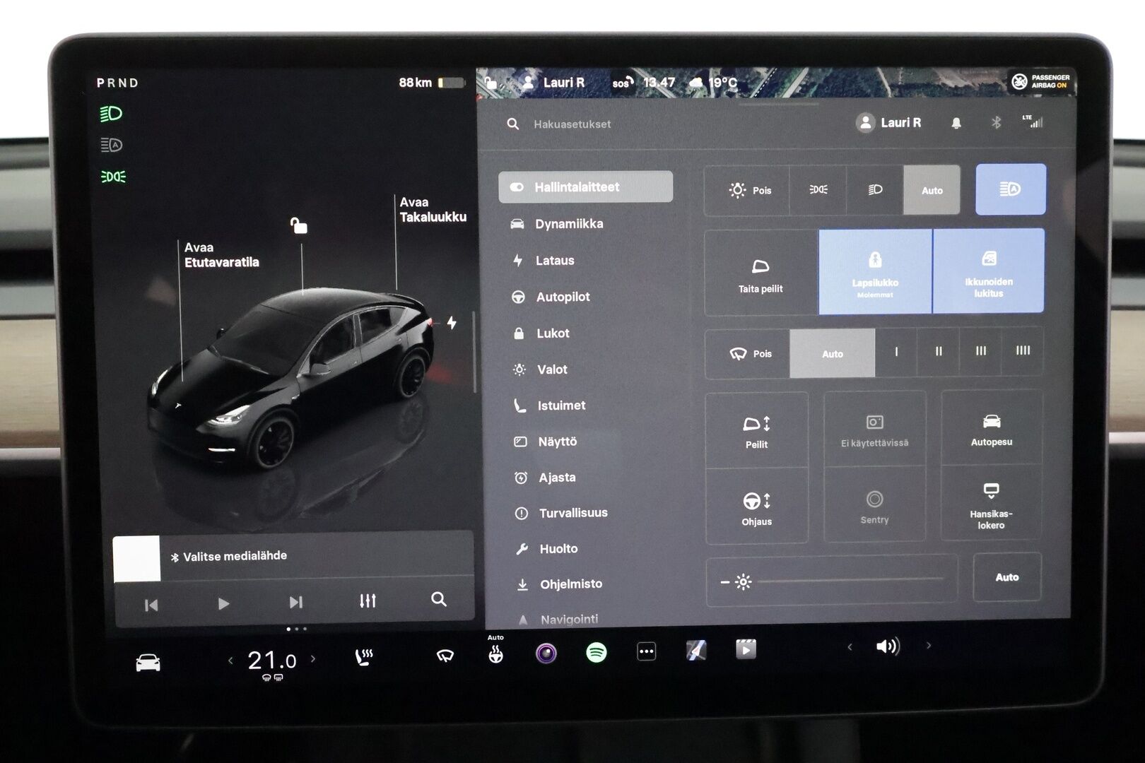 Tesla Model Y 2022 Performance **Lasikatto / Lämpöpumppu / Adapt.Vakkari / Matrix-LED / P.Kamera / Muistipenkki / Premium Audio / Navi** - 3,99 % KORKOTARJOUS TÄHÄN AUTOON 31.8. ASTI! - Kahdet renkaat / Ryzen