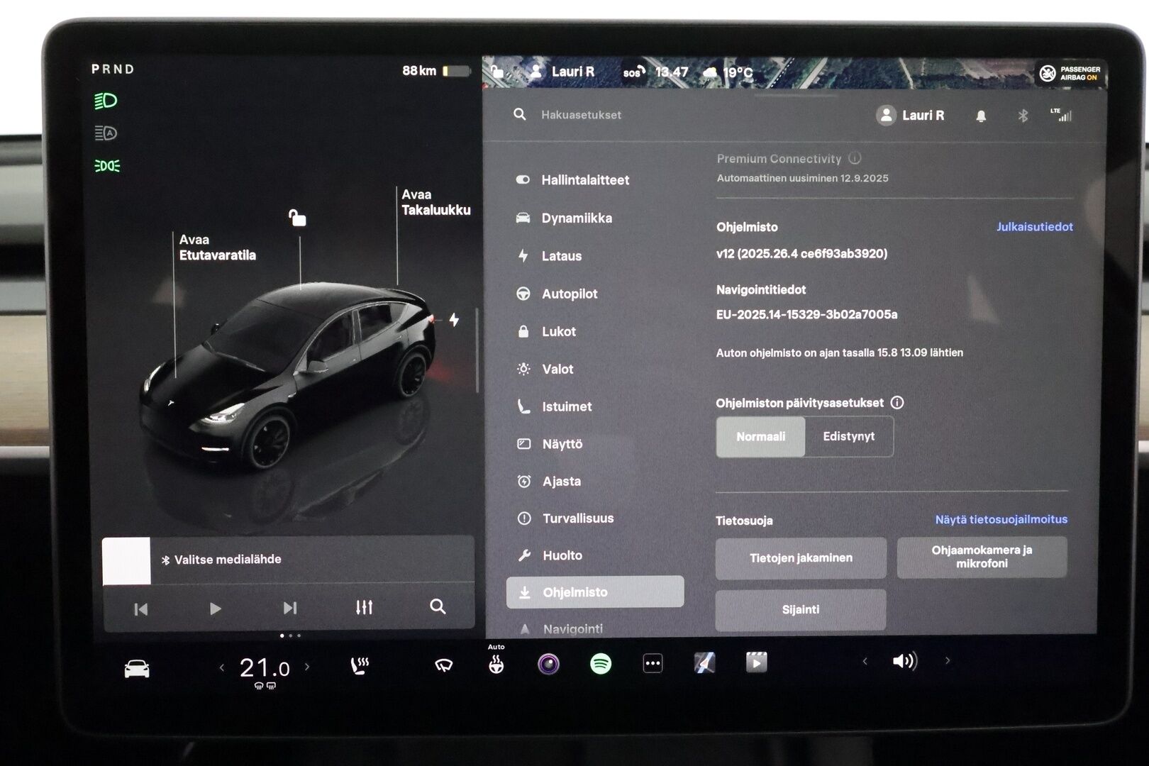 Tesla Model Y 2022 Performance **Lasikatto / Lämpöpumppu / Adapt.Vakkari / Matrix-LED / P.Kamera / Muistipenkki / Premium Audio / Navi** - 3,99 % KORKOTARJOUS TÄHÄN AUTOON 31.8. ASTI! - Kahdet renkaat / Ryzen