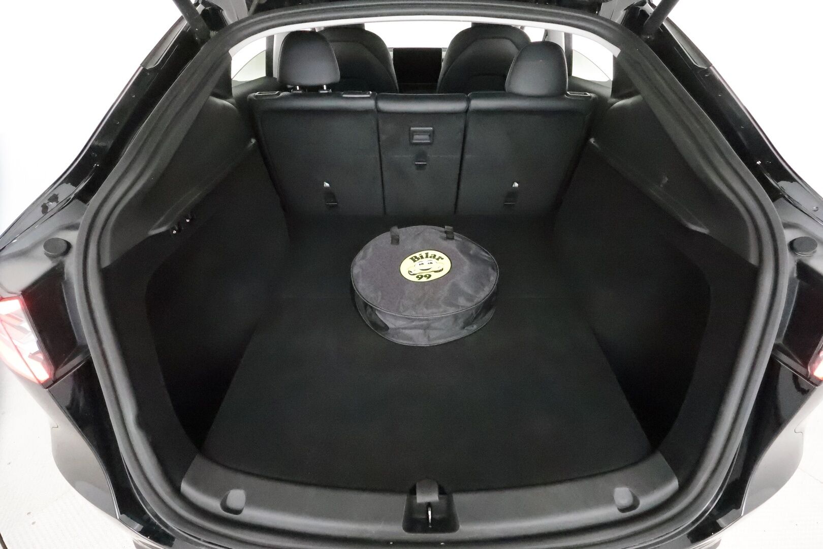 Tesla Model Y 2022 Performance **Lasikatto / Lämpöpumppu / Adapt.Vakkari / Matrix-LED / P.Kamera / Muistipenkki / Premium Audio / Navi** - 3,99 % KORKOTARJOUS TÄHÄN AUTOON 31.8. ASTI! - Kahdet renkaat / Ryzen