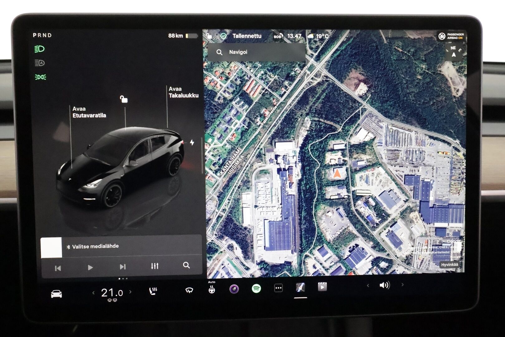 Tesla Model Y 2022 Performance **Lasikatto / Lämpöpumppu / Adapt.Vakkari / Matrix-LED / P.Kamera / Muistipenkki / Premium Audio / Navi** - 3,99 % KORKOTARJOUS TÄHÄN AUTOON 31.8. ASTI! - Kahdet renkaat / Ryzen