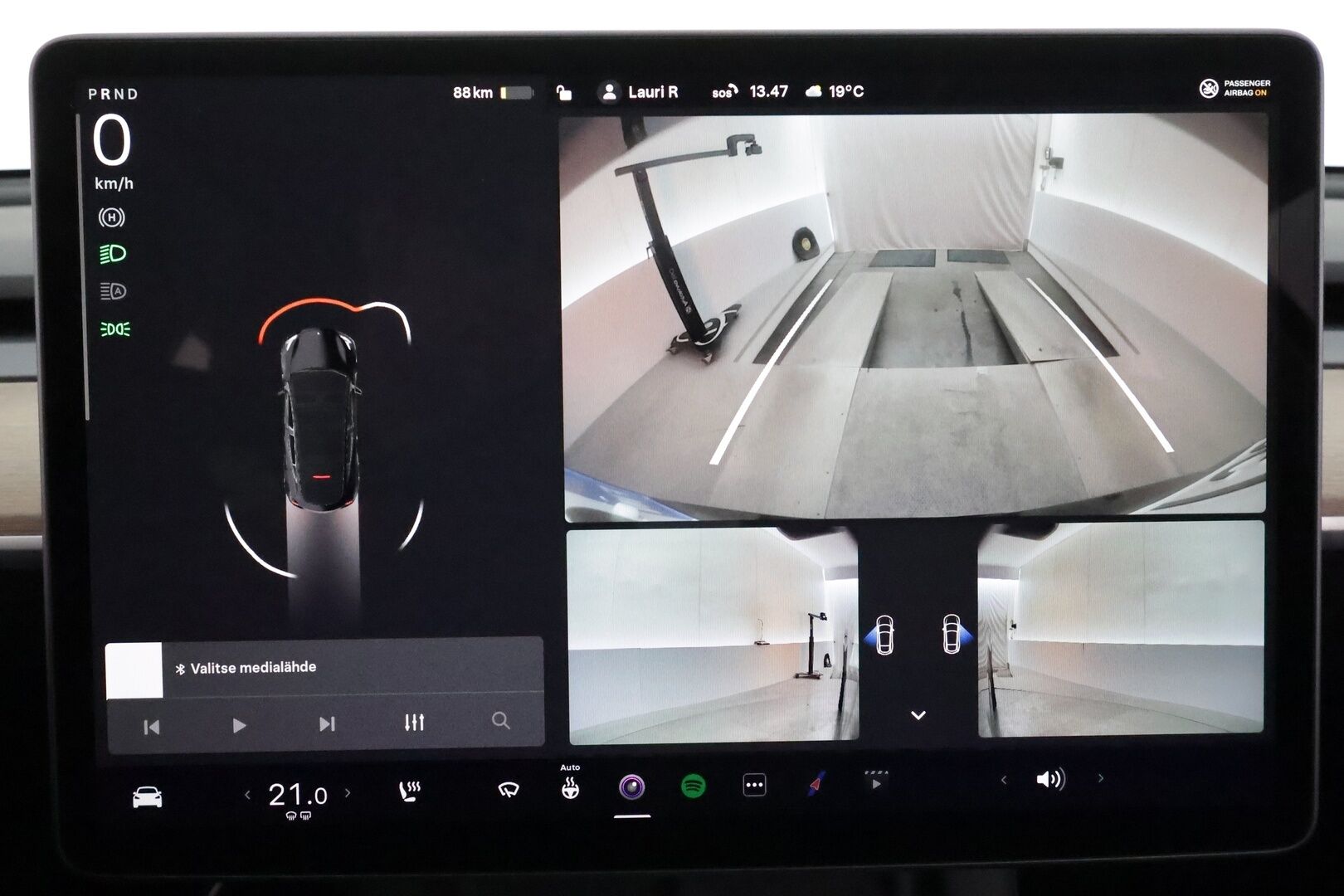 Tesla Model Y 2022 Performance **Lasikatto / Lämpöpumppu / Adapt.Vakkari / Matrix-LED / P.Kamera / Muistipenkki / Premium Audio / Navi** - 3,99 % KORKOTARJOUS TÄHÄN AUTOON 31.8. ASTI! - Kahdet renkaat / Ryzen