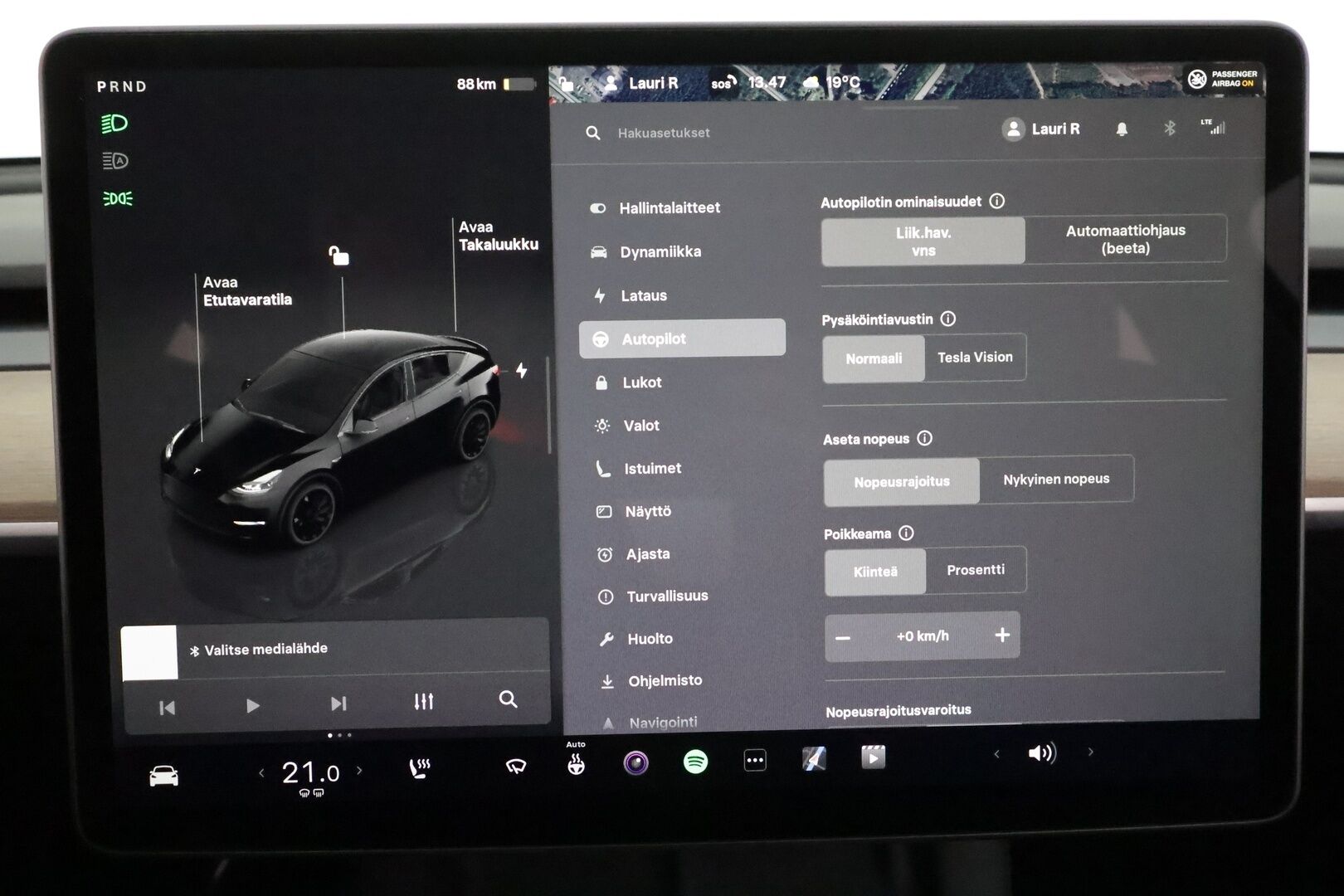 Tesla Model Y 2022 Performance **Lasikatto / Lämpöpumppu / Adapt.Vakkari / Matrix-LED / P.Kamera / Muistipenkki / Premium Audio / Navi** - 3,99 % KORKOTARJOUS TÄHÄN AUTOON 31.8. ASTI! - Kahdet renkaat / Ryzen