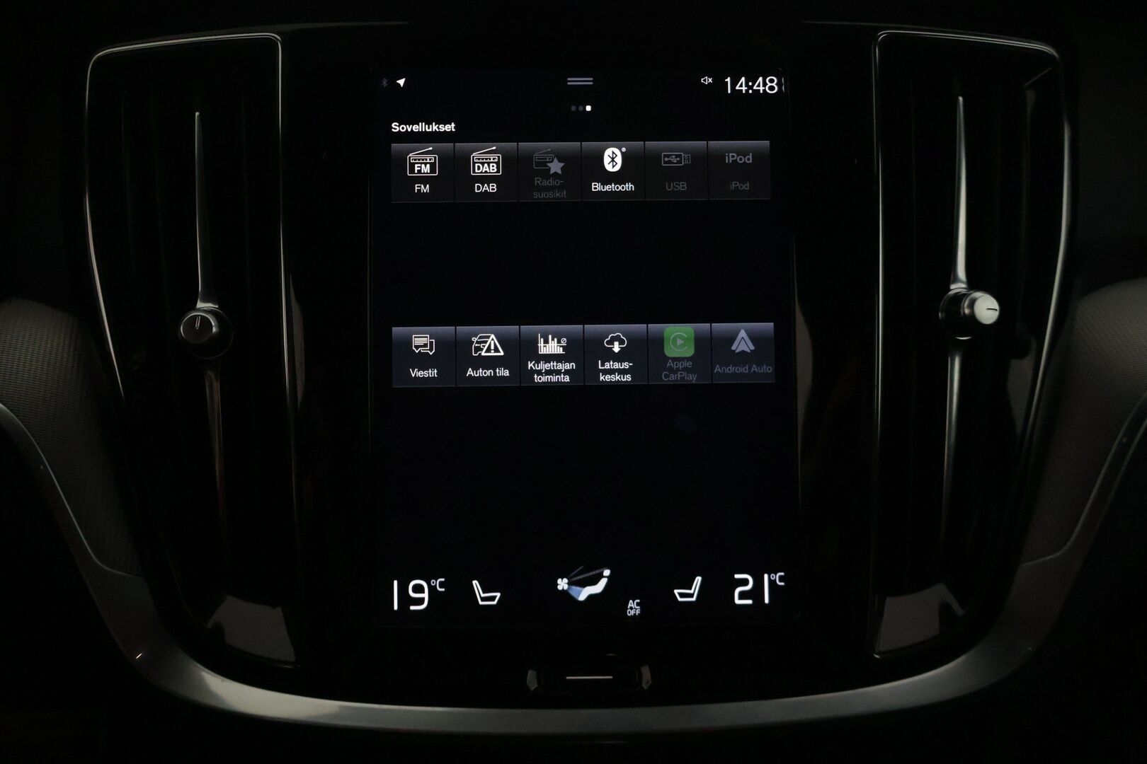 Volvo V60 2022 T6 AWD Long Range Plus Dark aut - KATSO VARUSTEET | ACC | R-Design sisä- ja ulkopaketti | Koukku | P.kamera | Ratinlämmitin | Sähk. Luukku | 