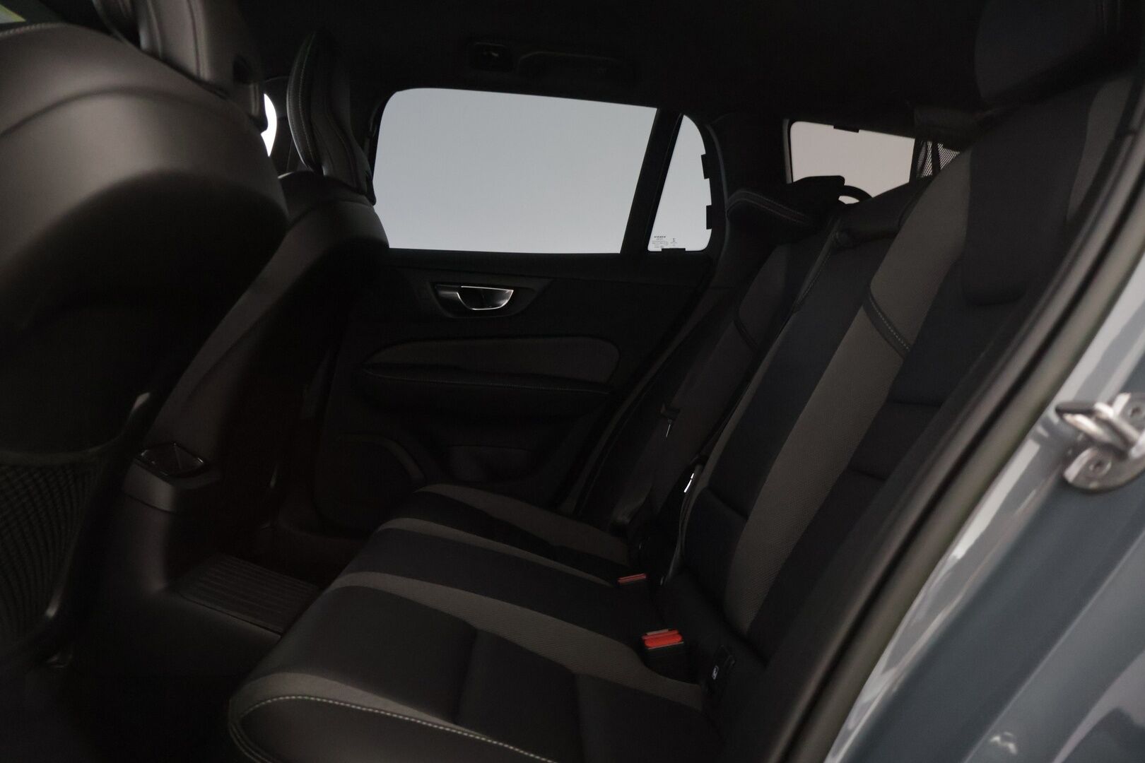 Volvo V60 2022 T6 AWD Long Range Plus Dark aut - KATSO VARUSTEET | ACC | R-Design sisä- ja ulkopaketti | Koukku | P.kamera | Ratinlämmitin | Sähk. Luukku | 