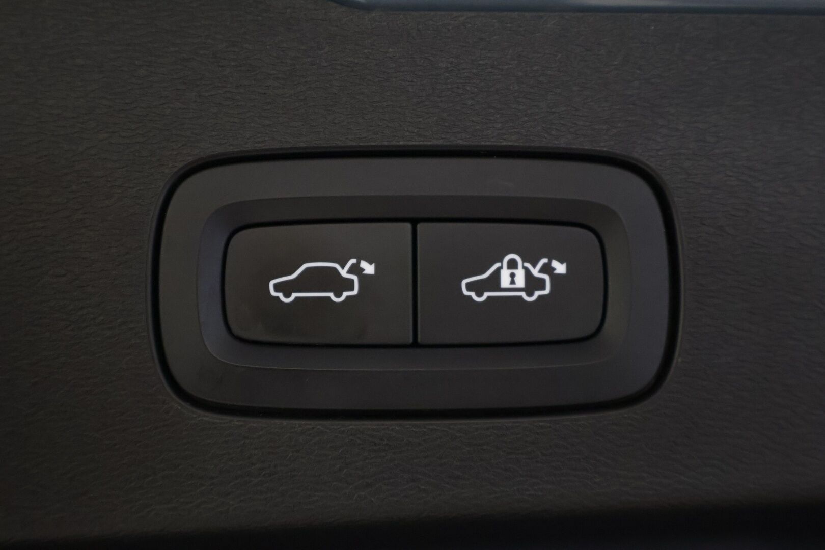 Volvo V60 2022 T6 AWD Long Range Plus Dark aut - KATSO VARUSTEET | ACC | R-Design sisä- ja ulkopaketti | Koukku | P.kamera | Ratinlämmitin | Sähk. Luukku | 