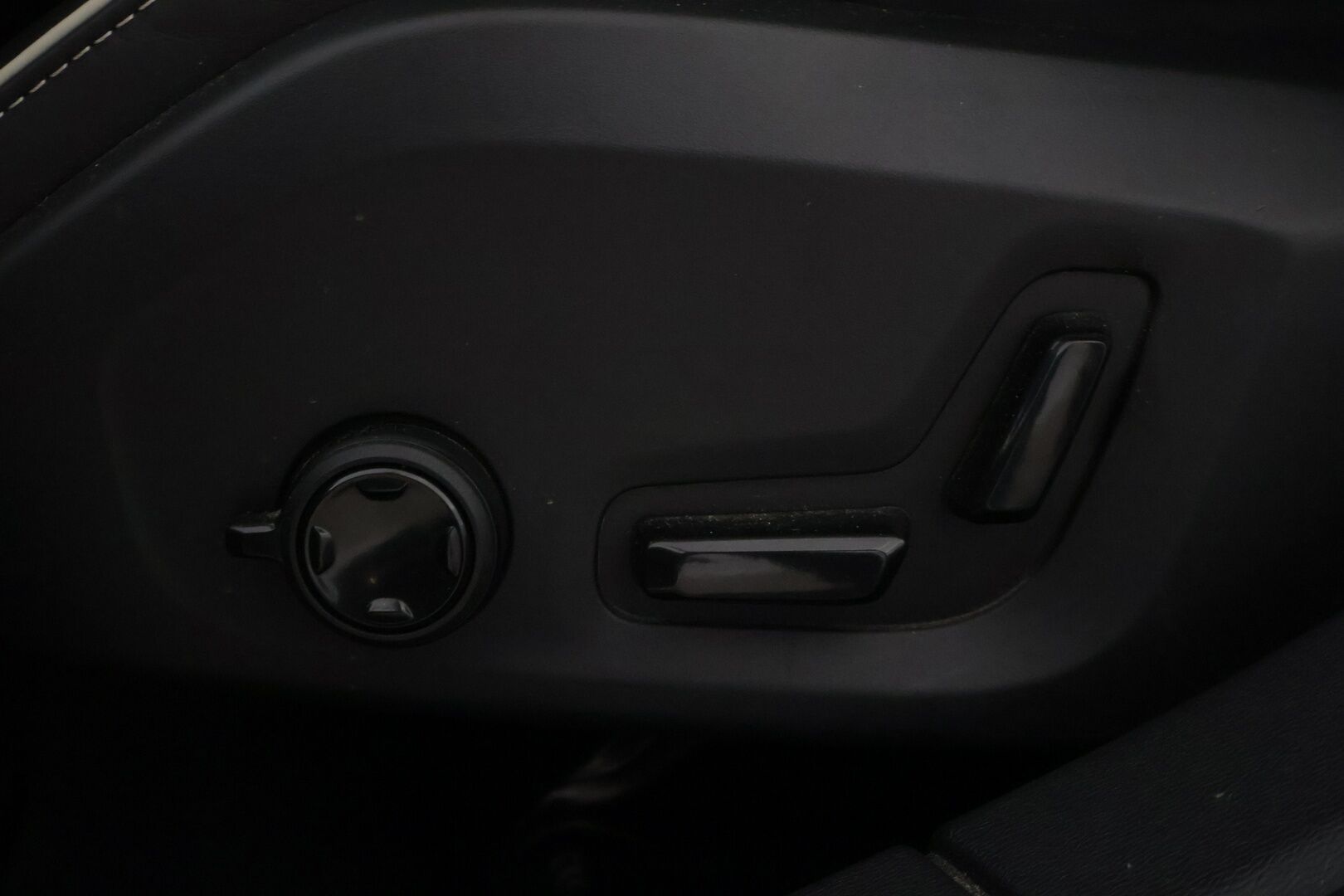 Volvo V60 2022 T6 AWD Long Range Plus Dark aut - KATSO VARUSTEET | ACC | R-Design sisä- ja ulkopaketti | Koukku | P.kamera | Ratinlämmitin | Sähk. Luukku | 
